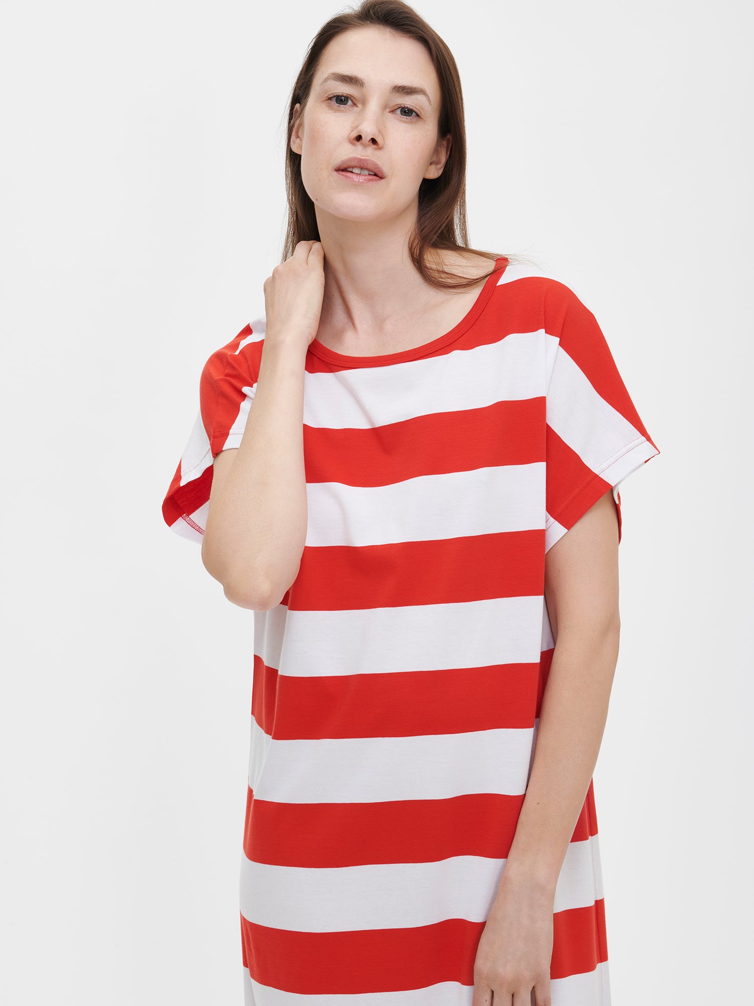 Nanson women's red striped Palkki kaftan with an oval neckline, dolman sleeves, side pockets, and long side slits, worn by the model in a close-up front view.