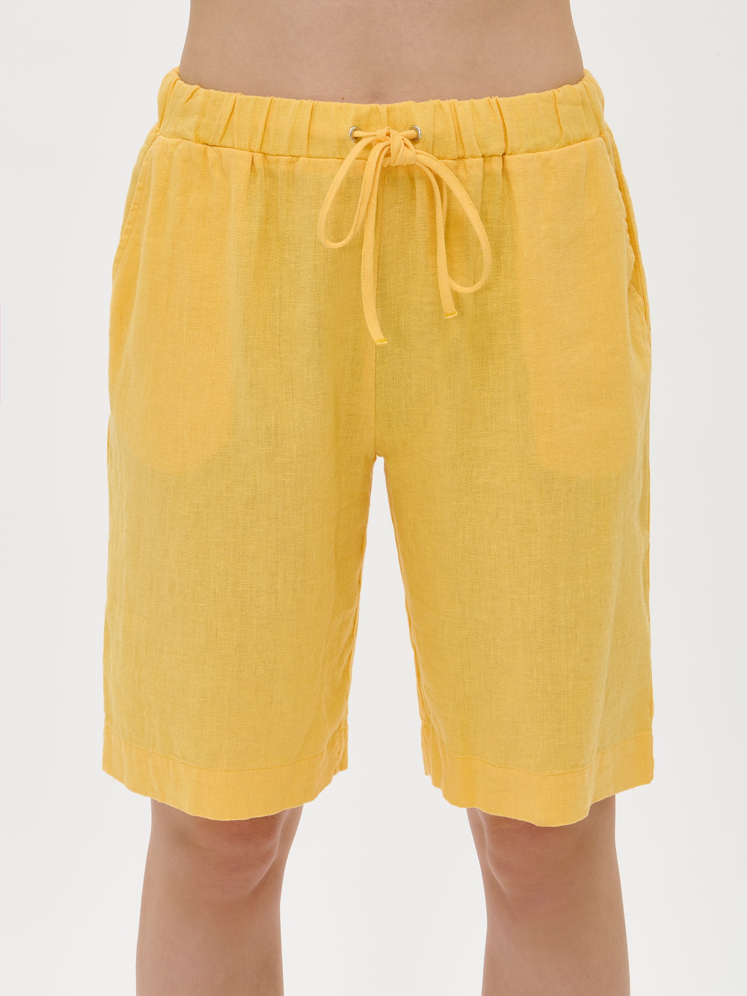 Nanso women’s yellow Sarastus linen shorts, close-up of the waistband. Elastic and drawstring details visible.