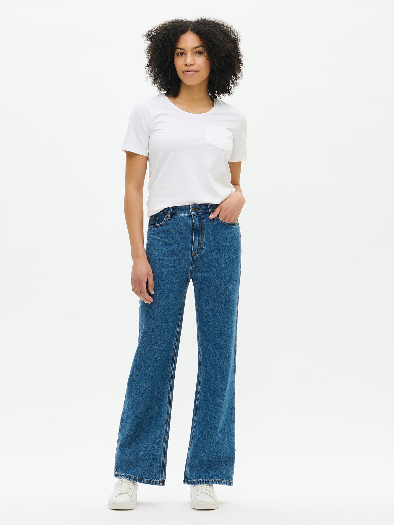 Nanso women’s trendy blue Levee jeans with wide legs, shown from the front on the model. High waist and full-length flared silhouette.
