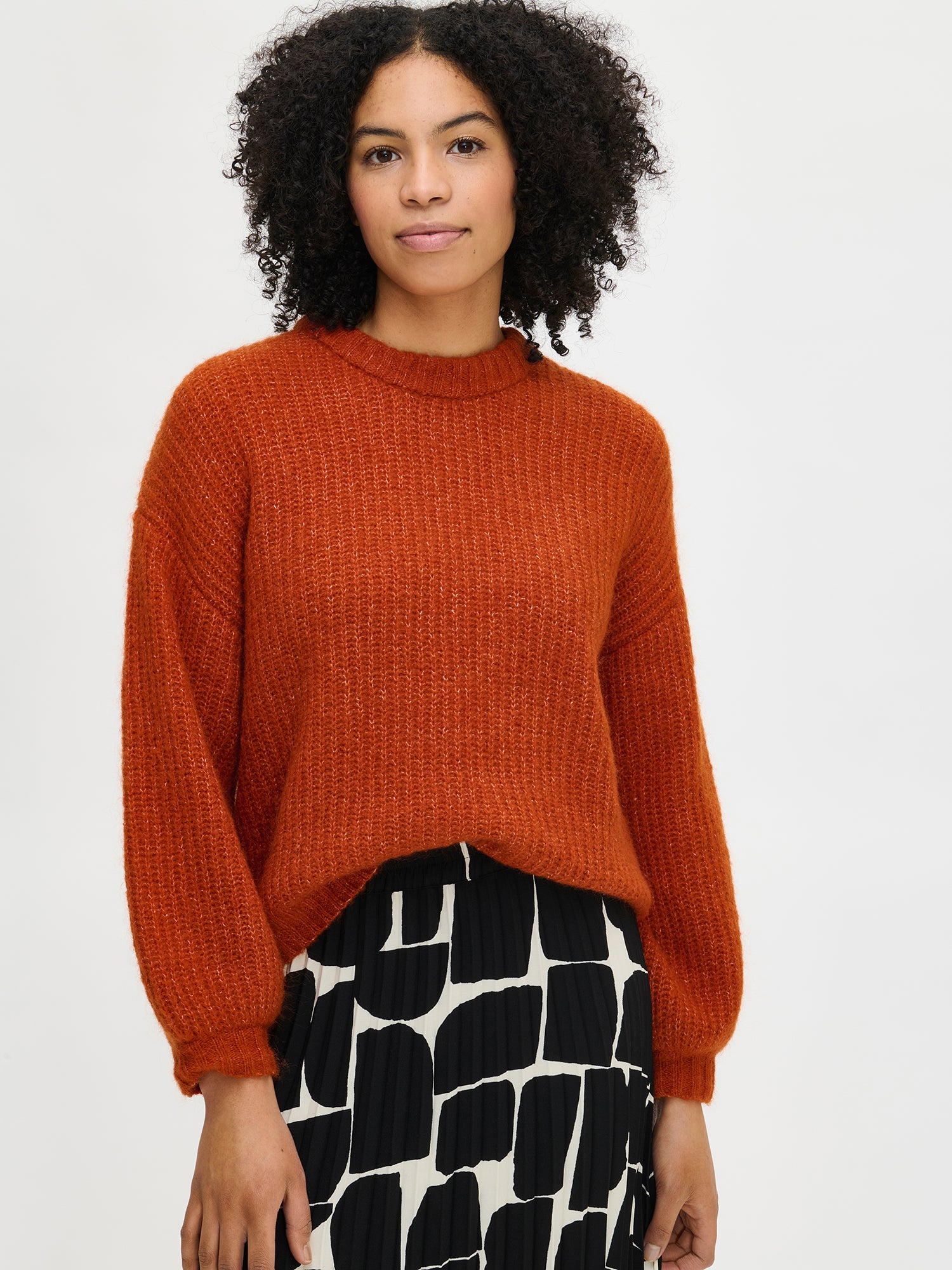 Nanso's luxurious brown Karamelli knit sweater for women features a round neckline, on a model