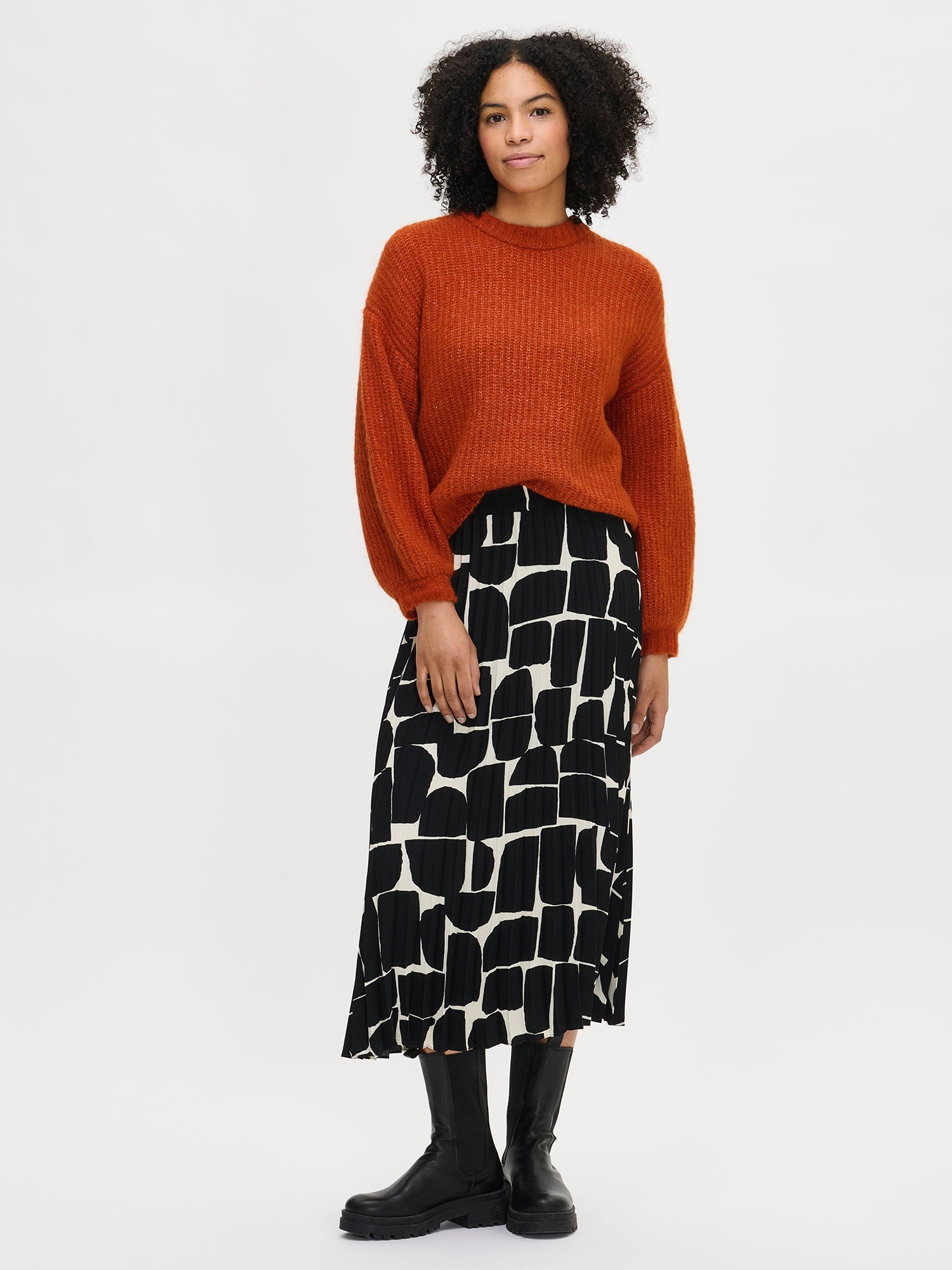 Nanso's luxurious brown Karamelli knit sweater for women features a round neckline, front