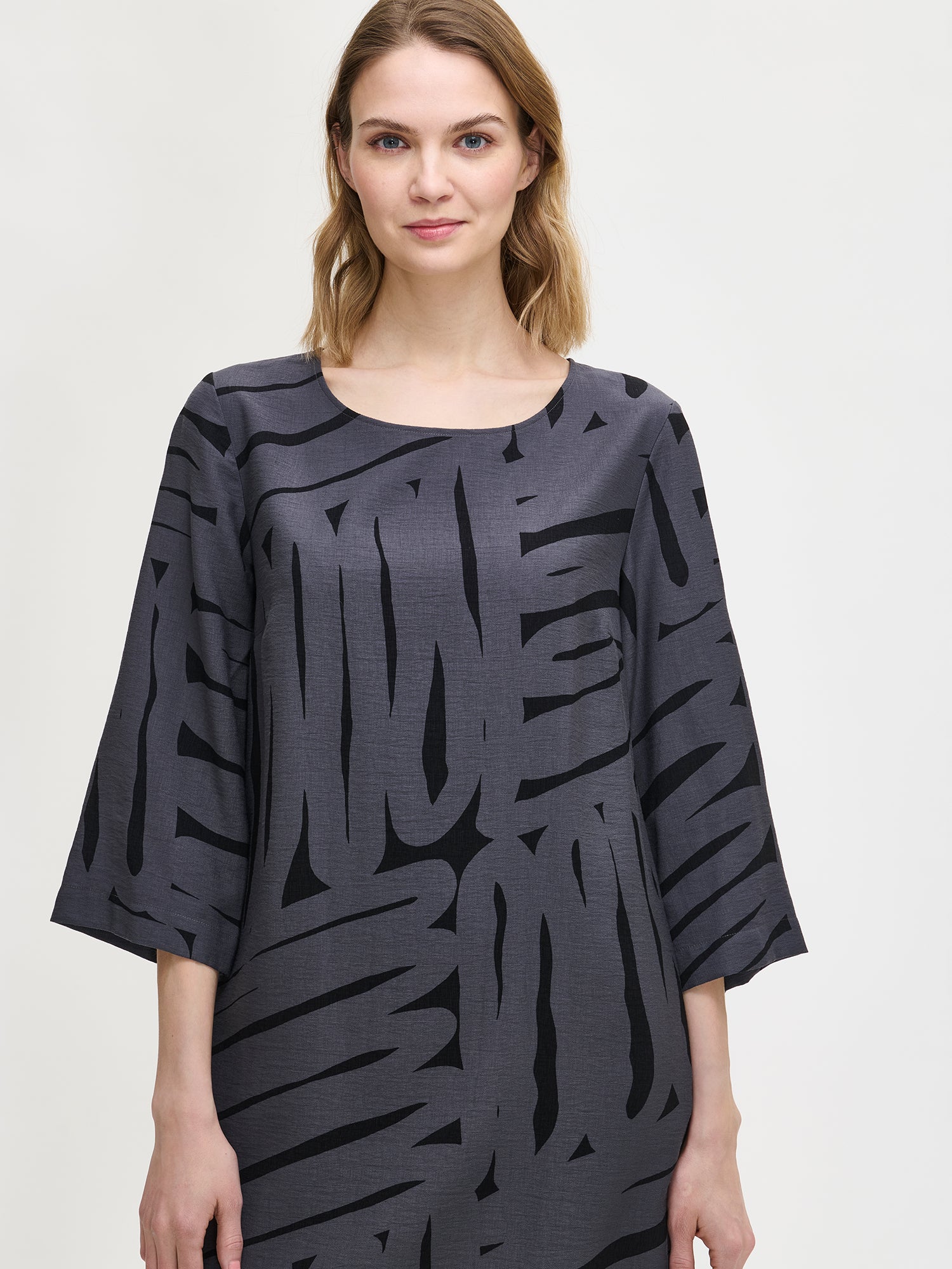 Nanso women's gray Kaiku dress features a straight silhouette with a patterned design, close-up