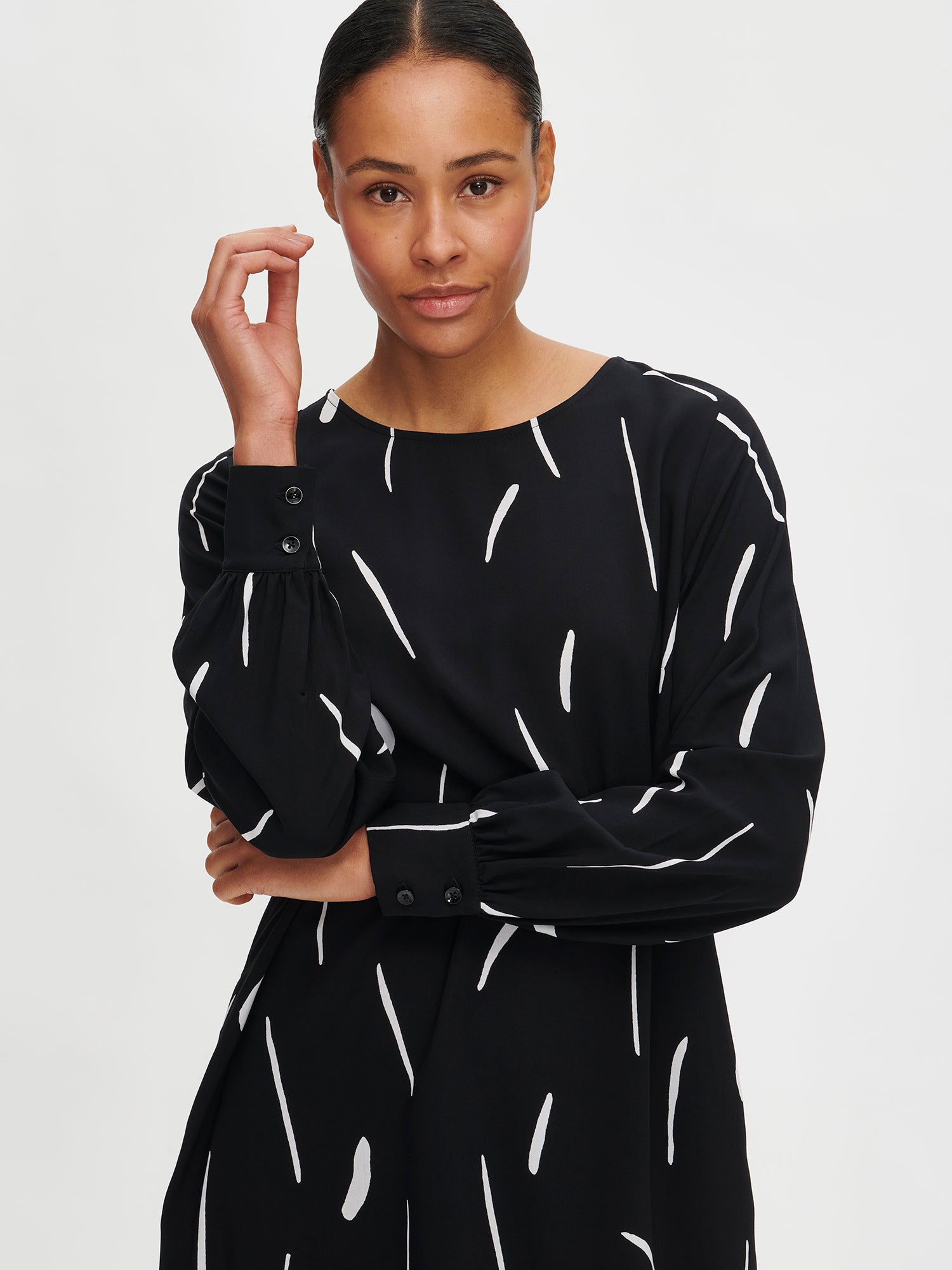 Nanso women's black and white patterned long-sleeved Sivellin mini dress, front