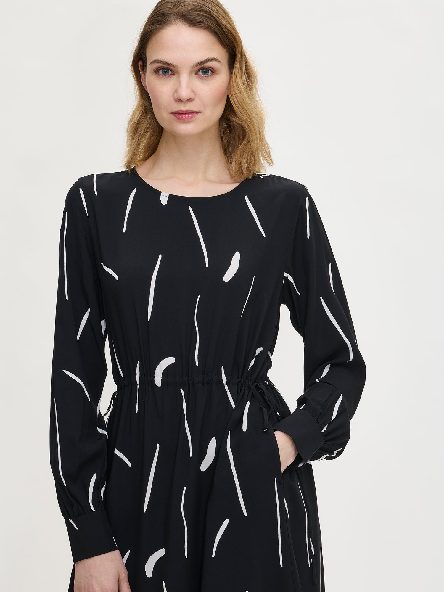 Nanso women's long-sleeved Sivellin midi dress features a black and white pattern, front