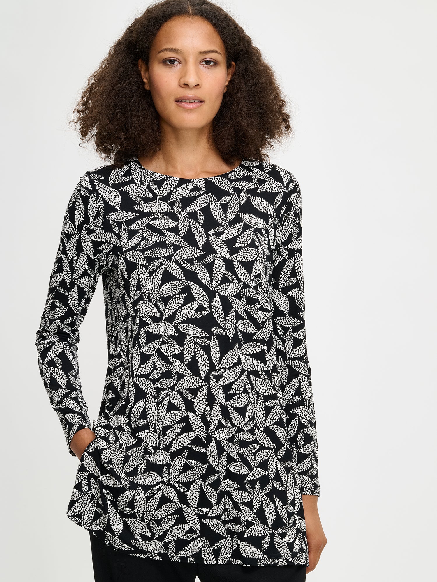 Nanso women’s black-white patterned Triine tunic, close-up