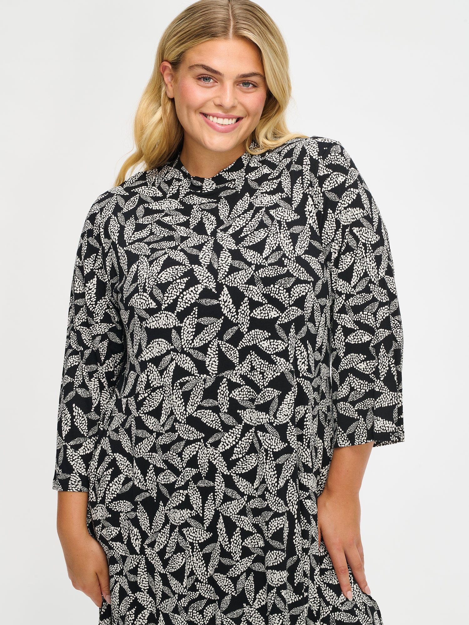 Nanso women's black-white Triine dress, size XL front