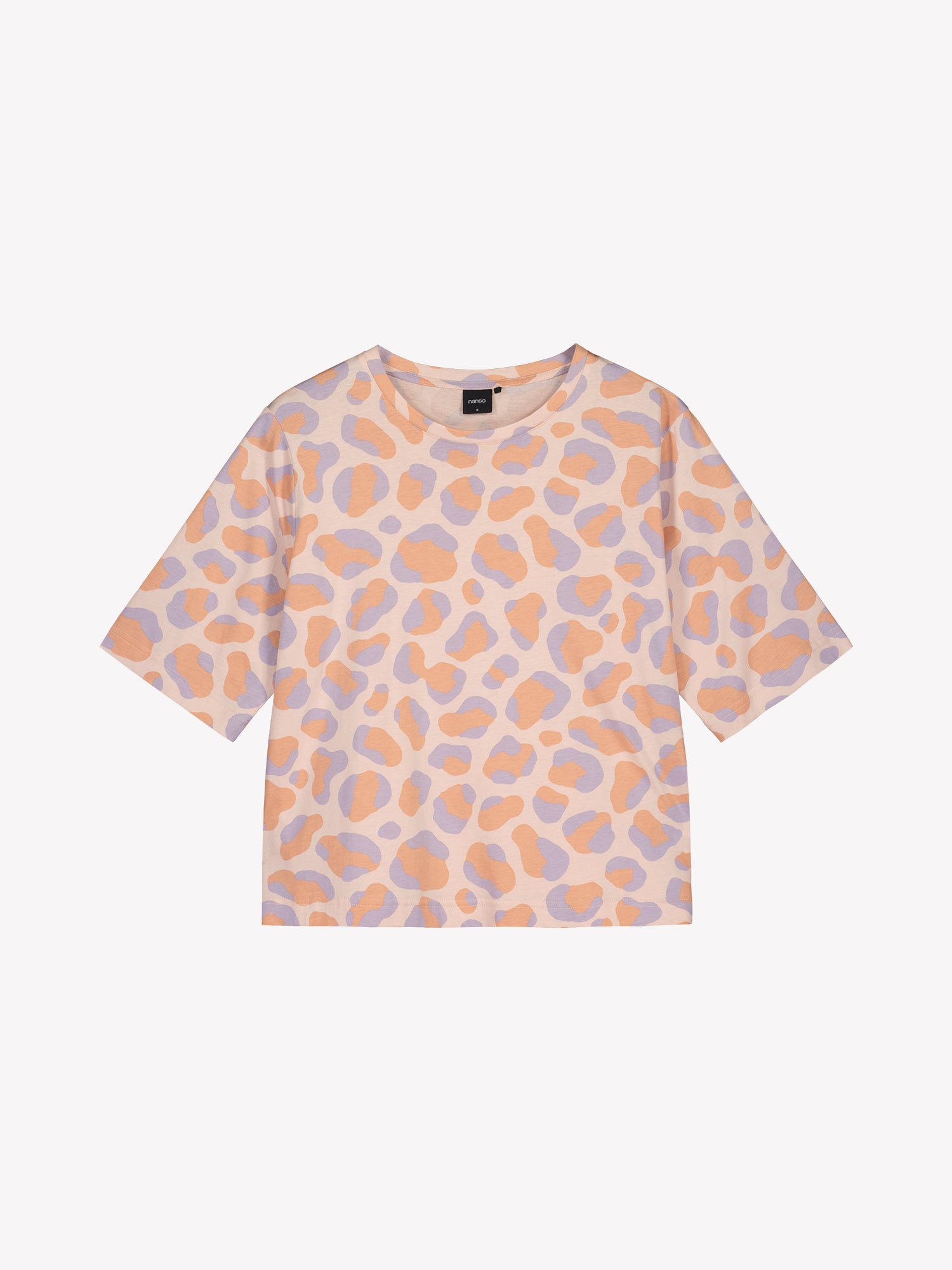 Nanso women’s pink Pantteri T-shirt in product image front view. Cotton-modal fabric, straight cut and signature Panther-pattern.