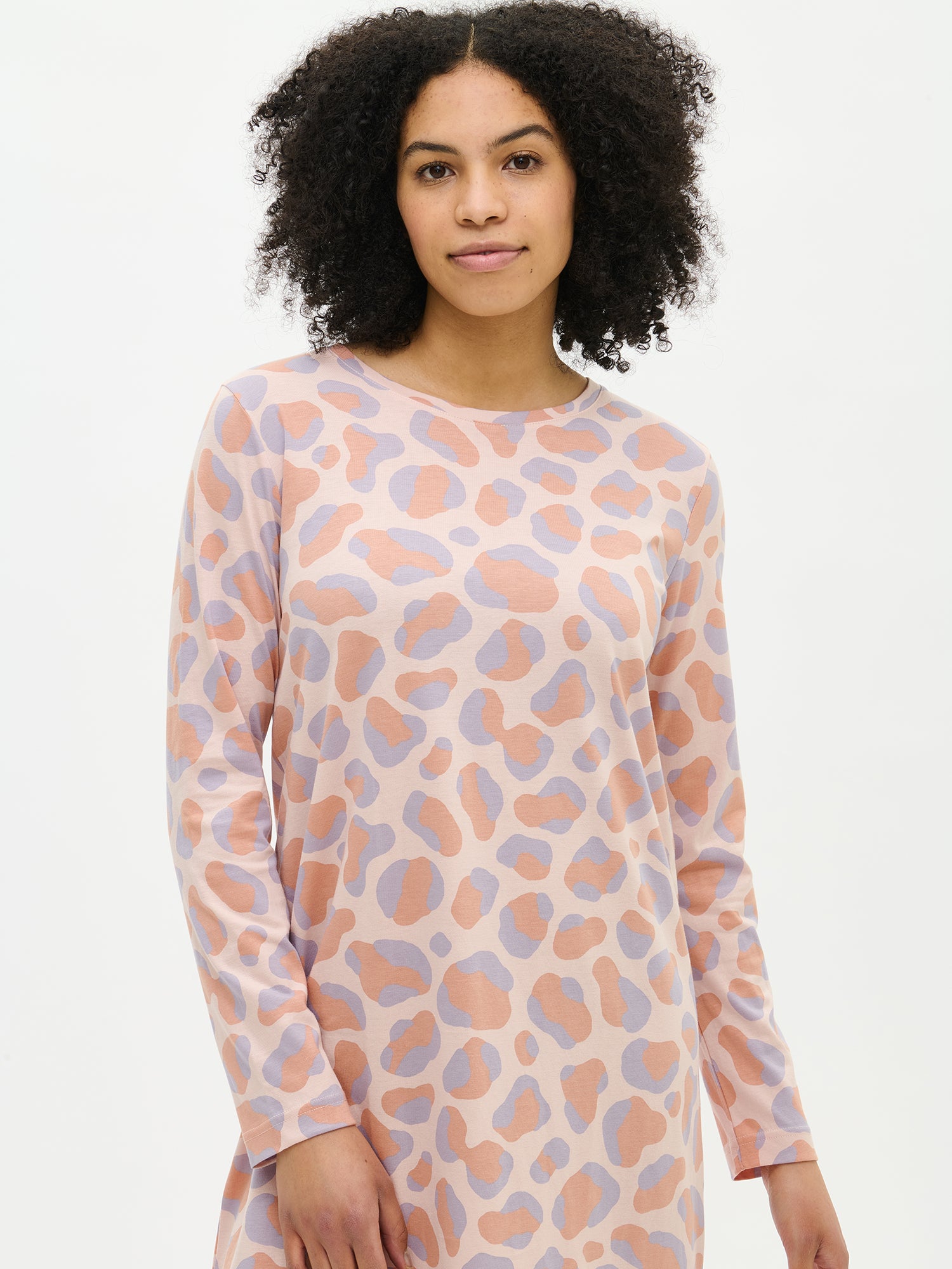 Nanso women’s patterned pink Pantteri nightgown with long sleeves, seen from the close-up on the model.