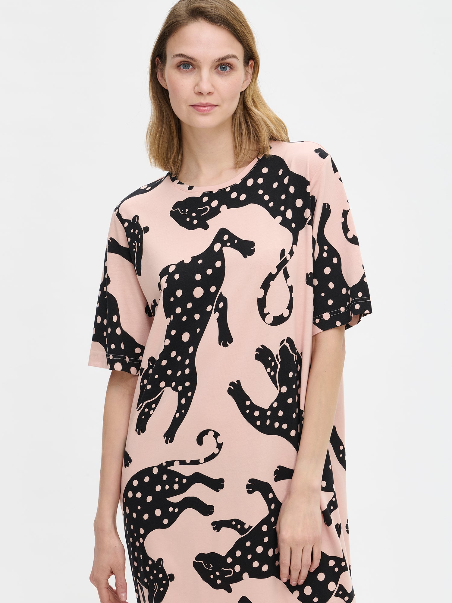 Nanso women’s pink patterned Leonora nightgown with round neckline and elbow-length sleeves, worn by model in close-up.