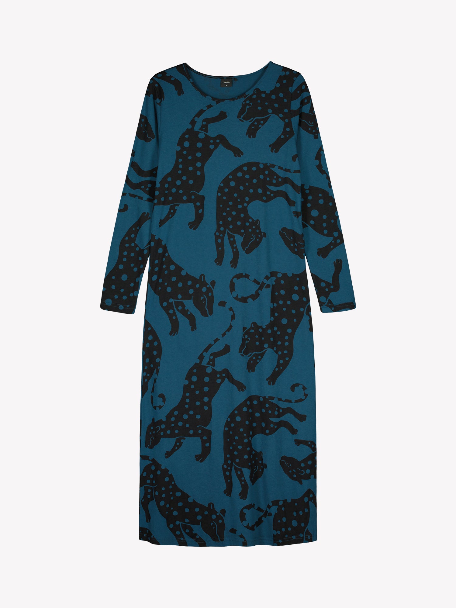 Nanso women’s blue long Leonora nightgown, tuotekuvassa without model. Straight silhouette, long sleeves and all-over print.