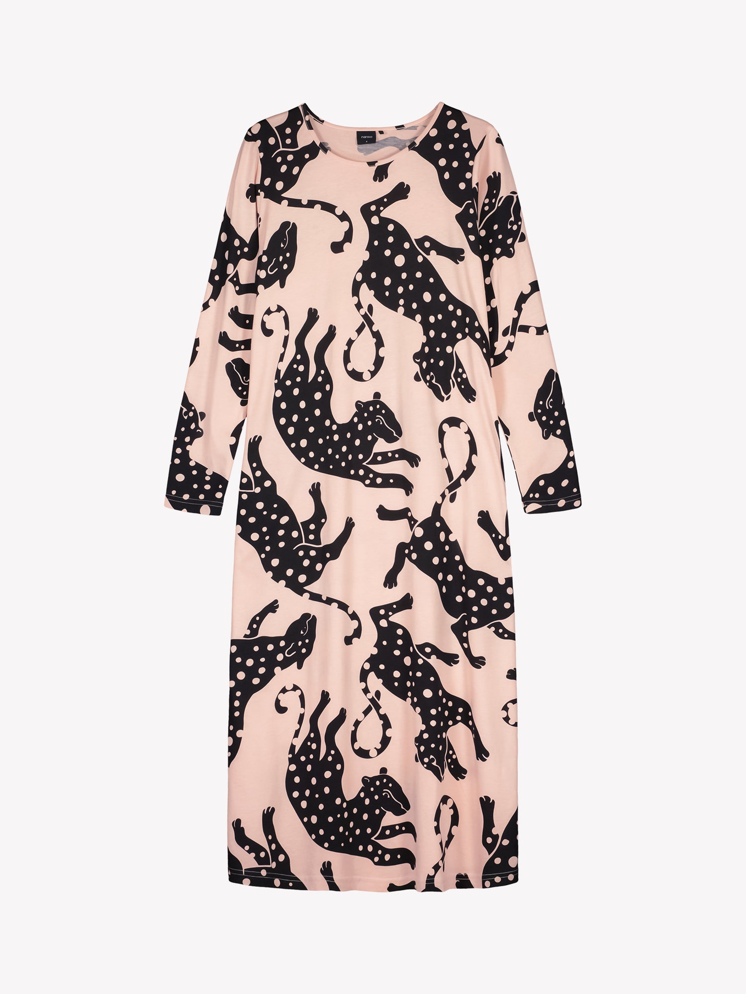 Nanso women’s pink long Leonora nightgown, tuotekuvassa without model. Straight silhouette, long sleeves and all-over print.