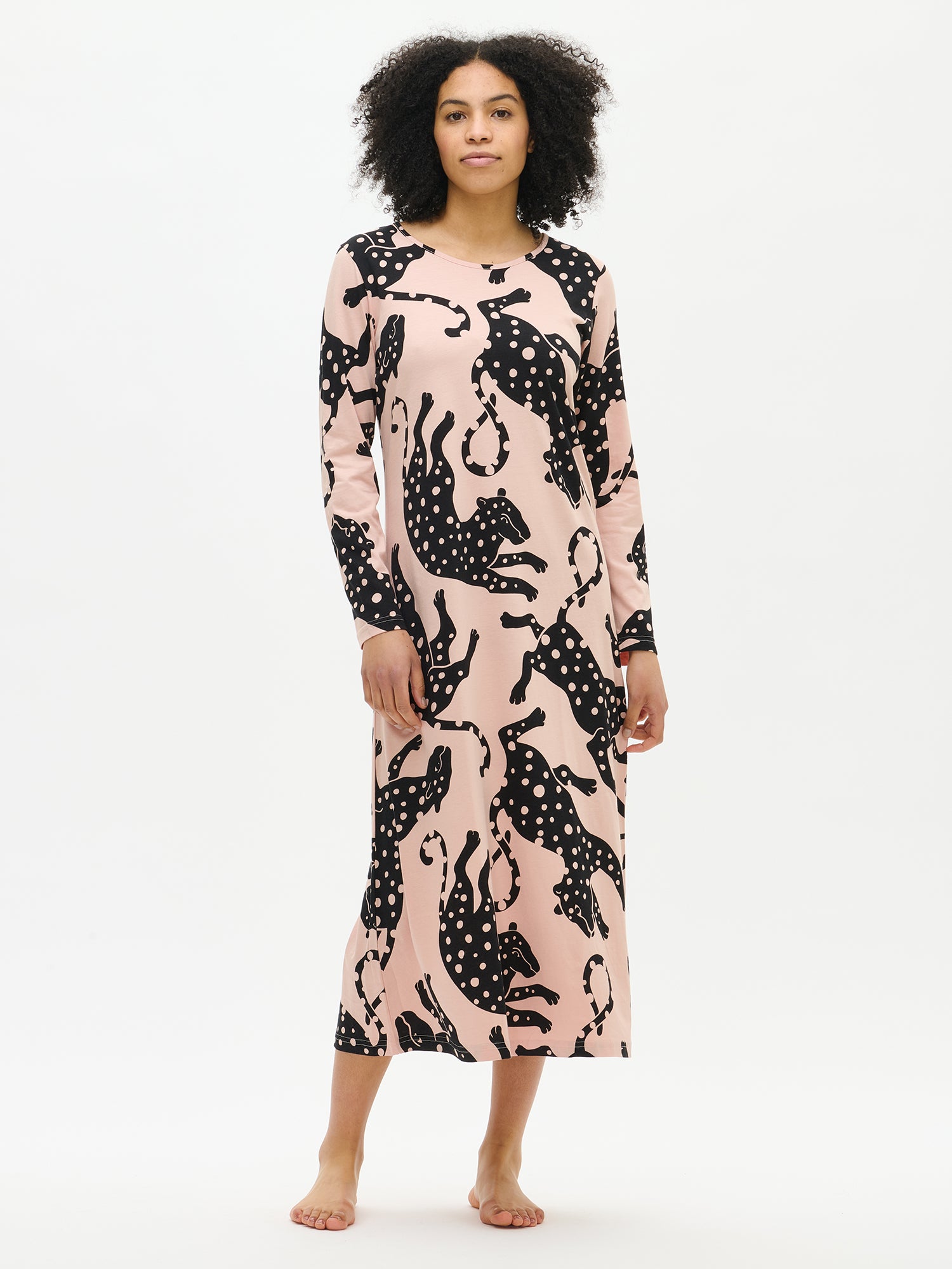 Nanso women’s long Leonora nightgown in pink, worn by model in close-up. Visible neckline, sleeve, and pattern detail.