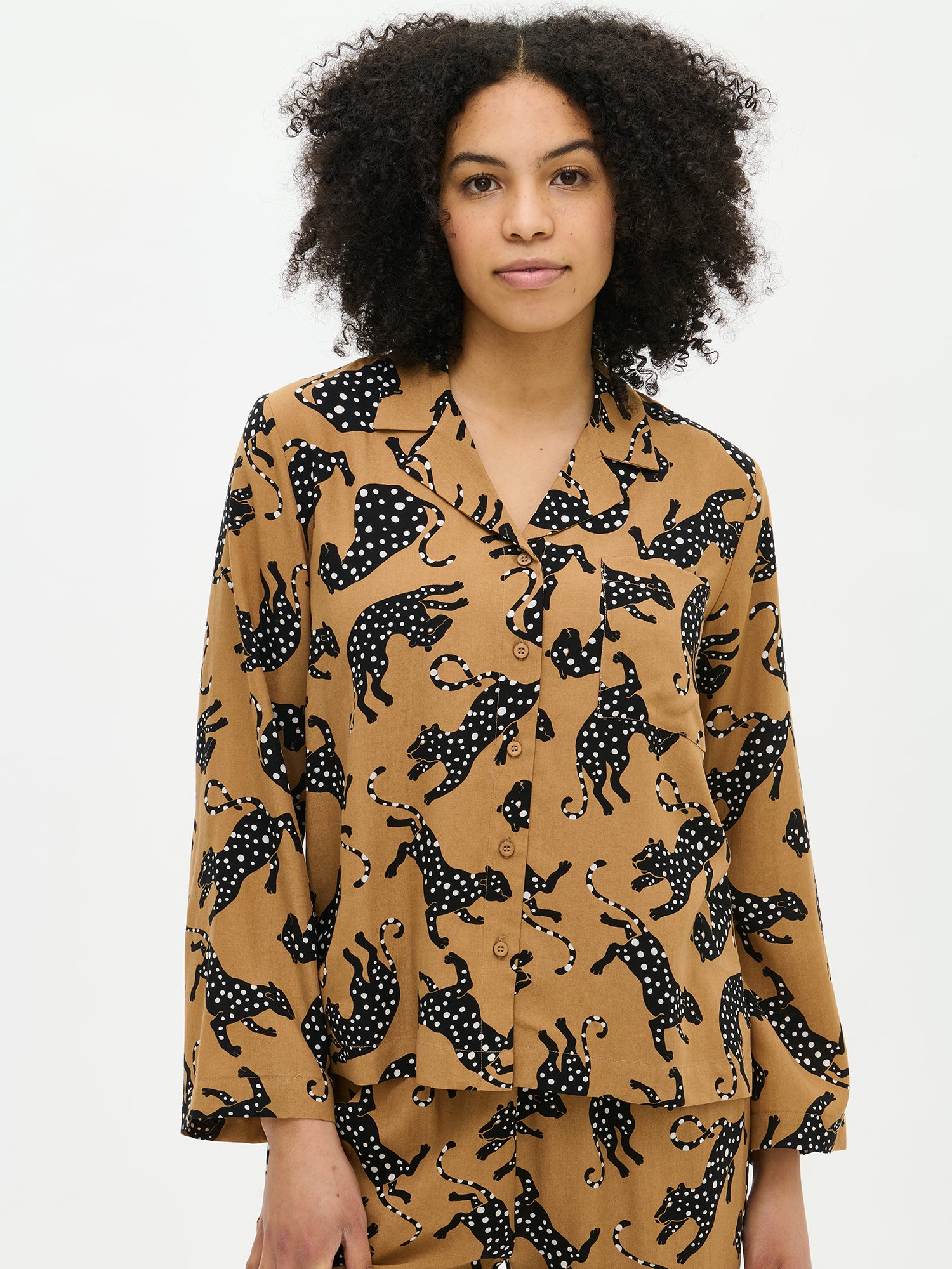 Nanso women's beige Pieni Leonora blouse with patterned fabric, shirt collar and buttons, worn by a model front view.