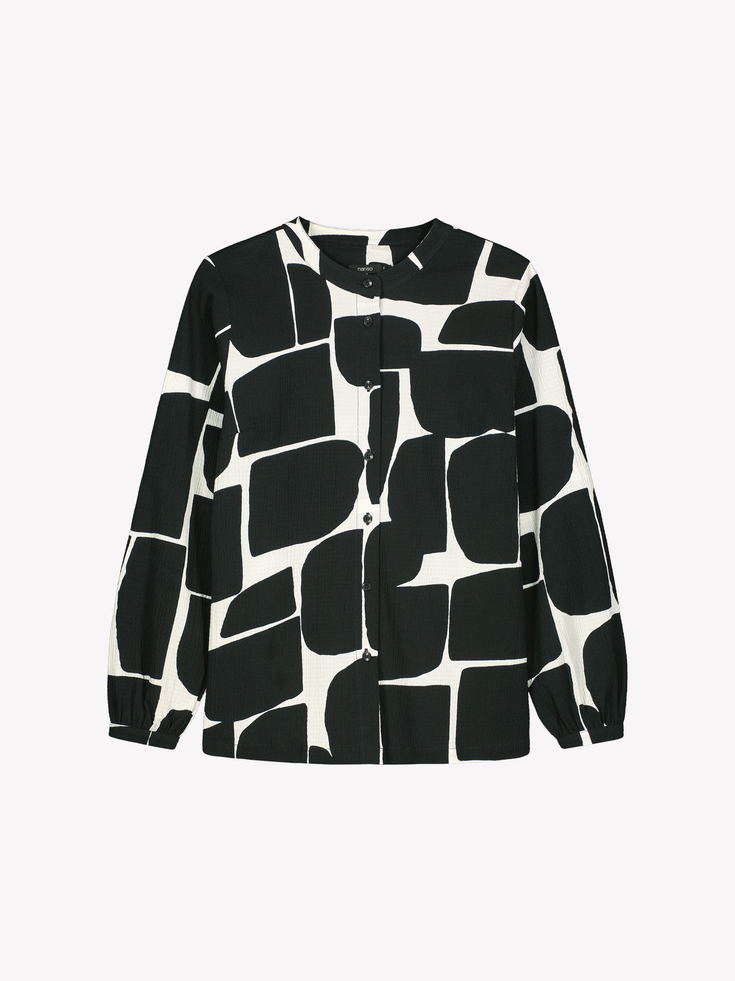 Nanso women’s black and white patterned Muuri shirt in woven cotton with elastane, collar, button fastening and full-length sleeves, hip-length, product photo front view.