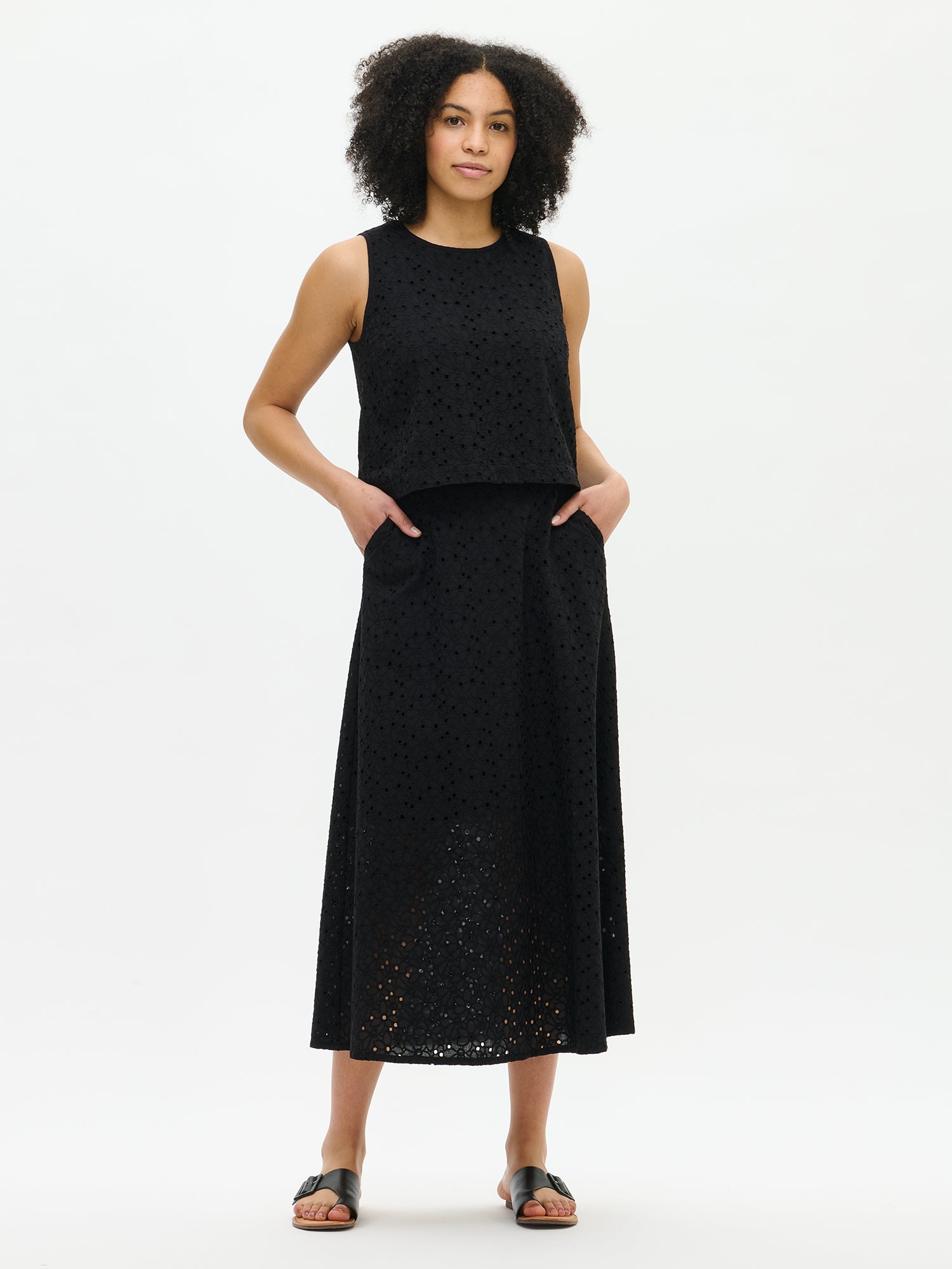 Nanso women's NUPPU Skirt in black. Styled with nuppu blouse.