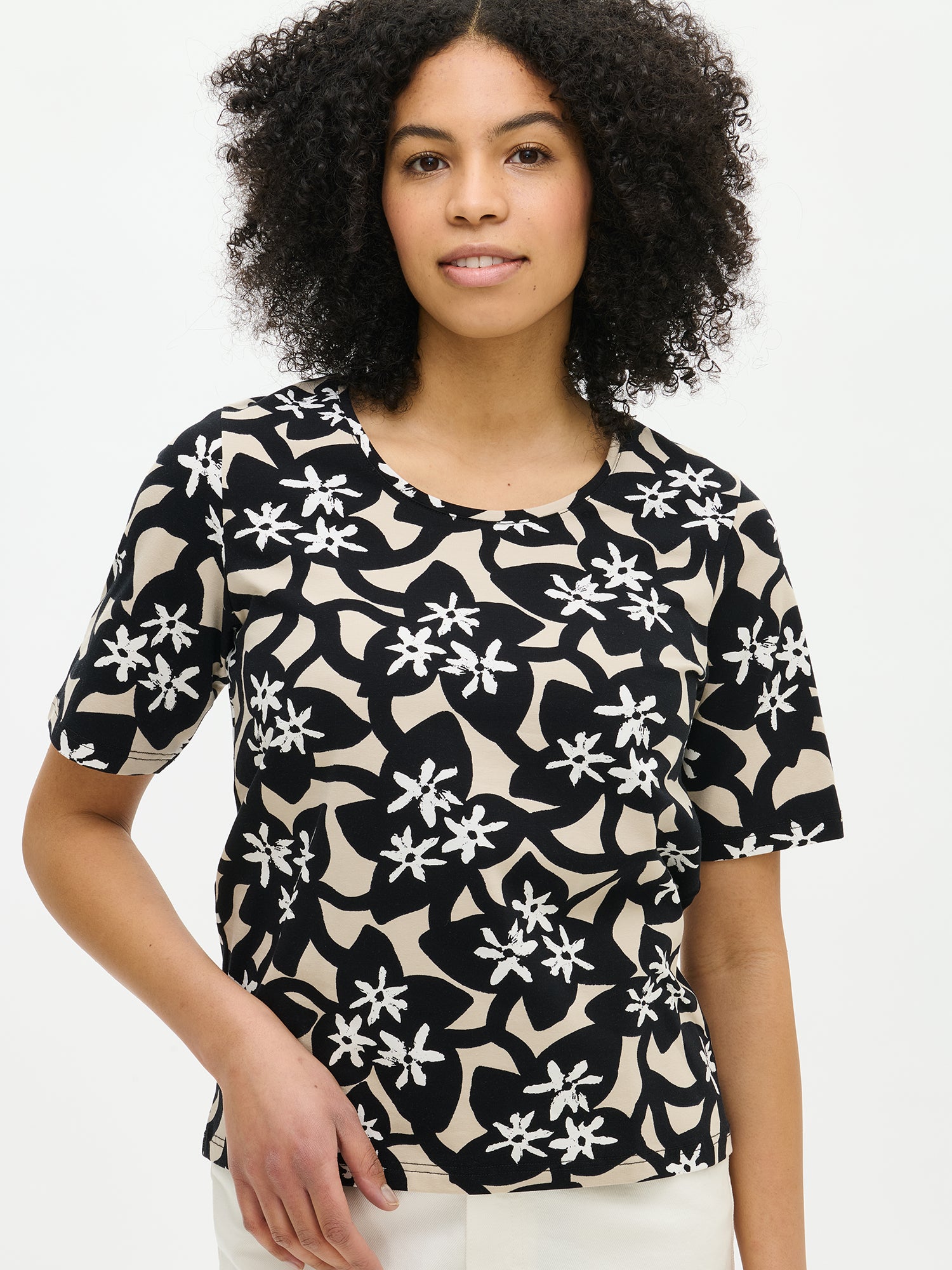 Nanso women's VERNA T-shirt in black, close-up