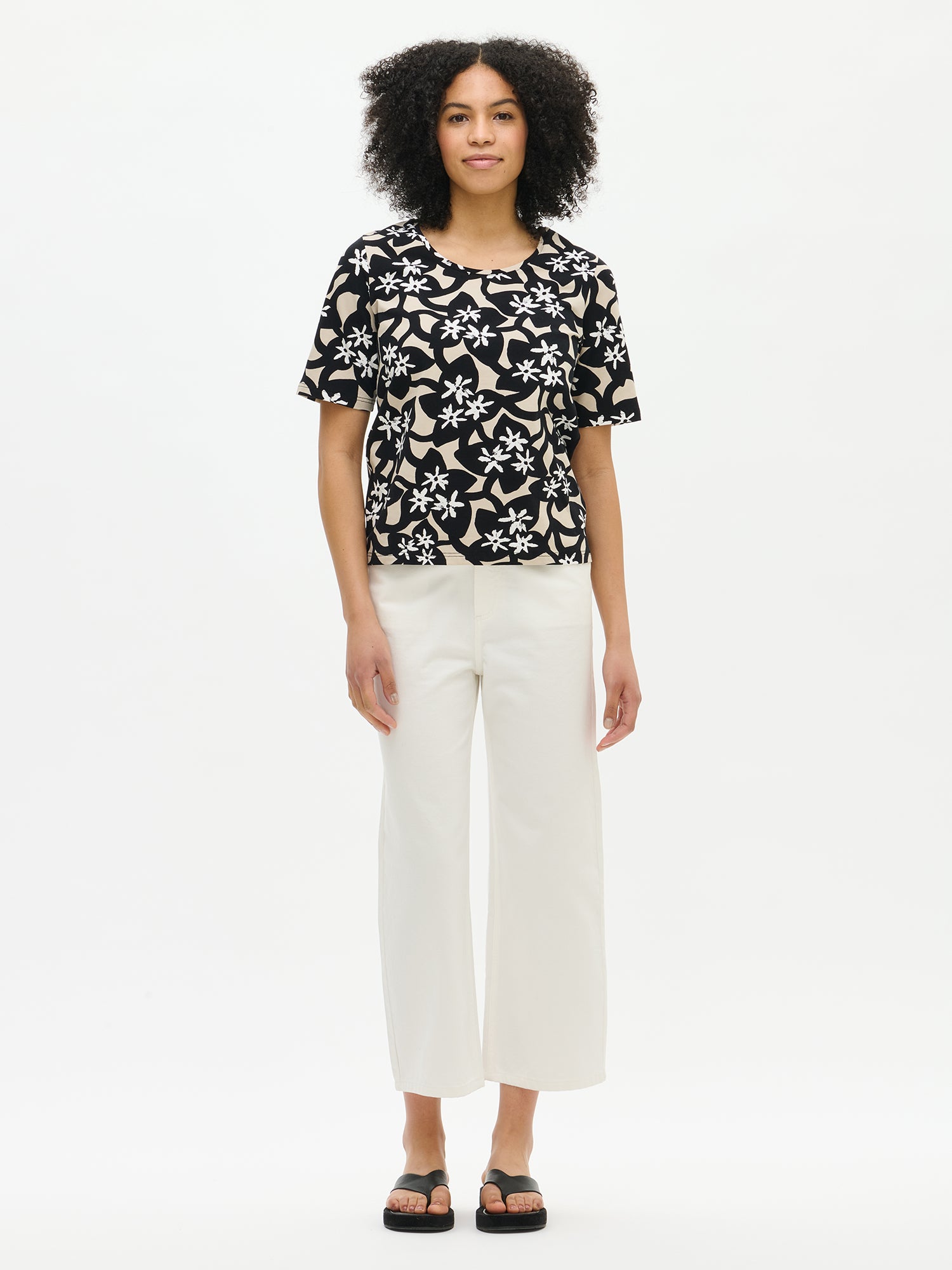 Nanso women's VERNA T-shirt in black from the front