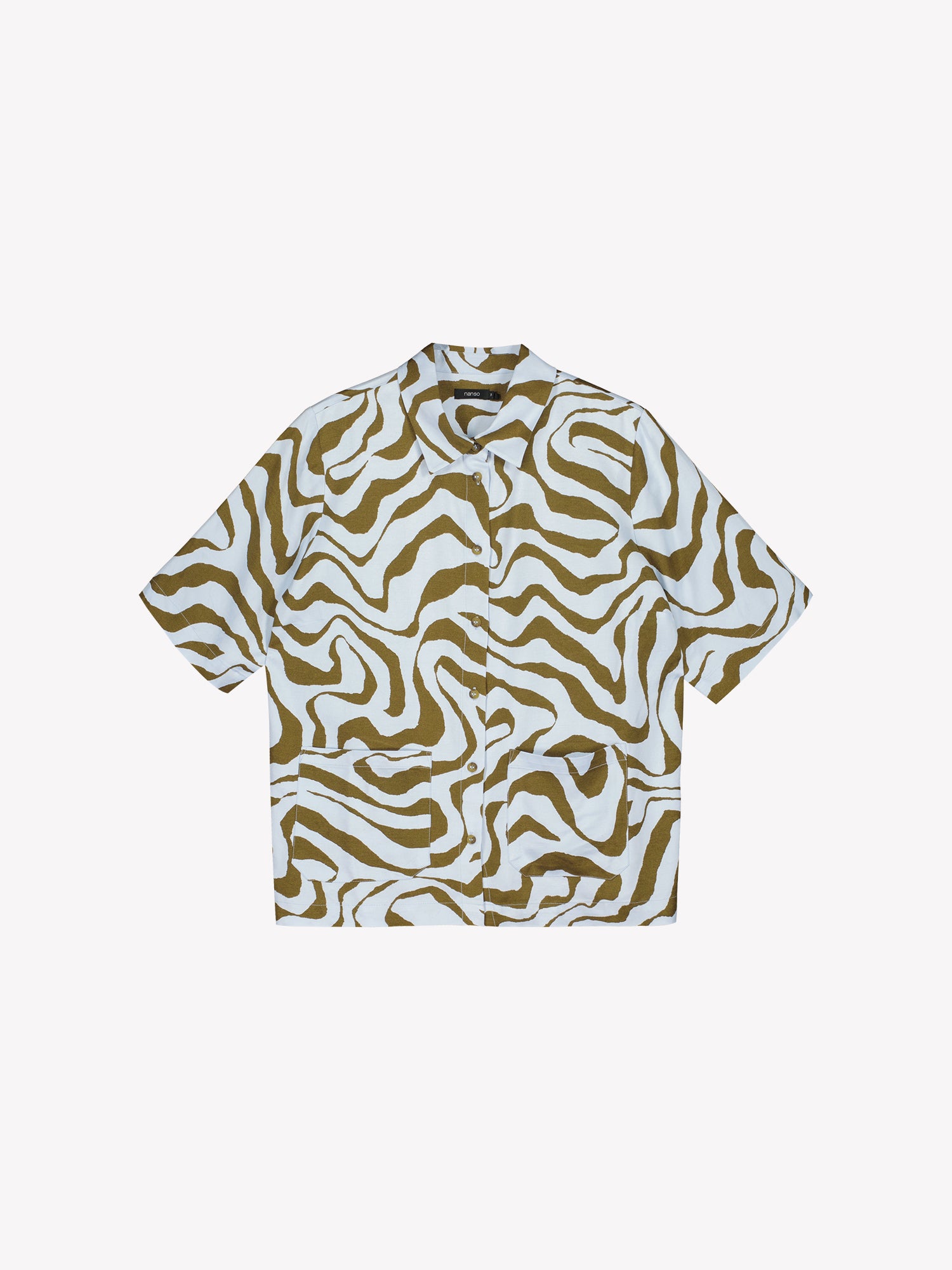 Nanso's Savanna shirt in light blue for women features a stylish pattern and short sleeves. 