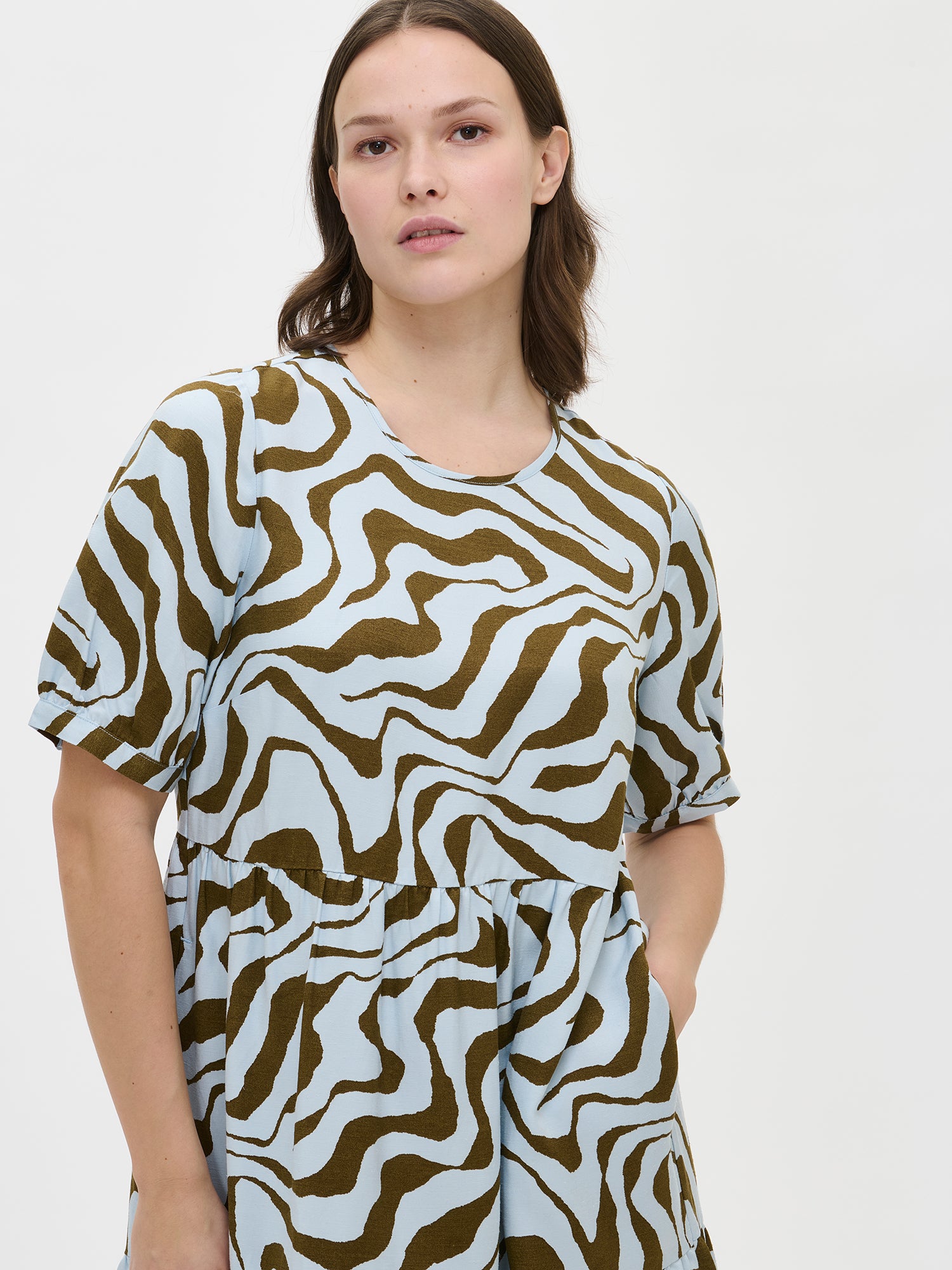 Women's beautiful patterned Savanna midi dress in light blue with voluminous frill layers and short puff sleeves from the front