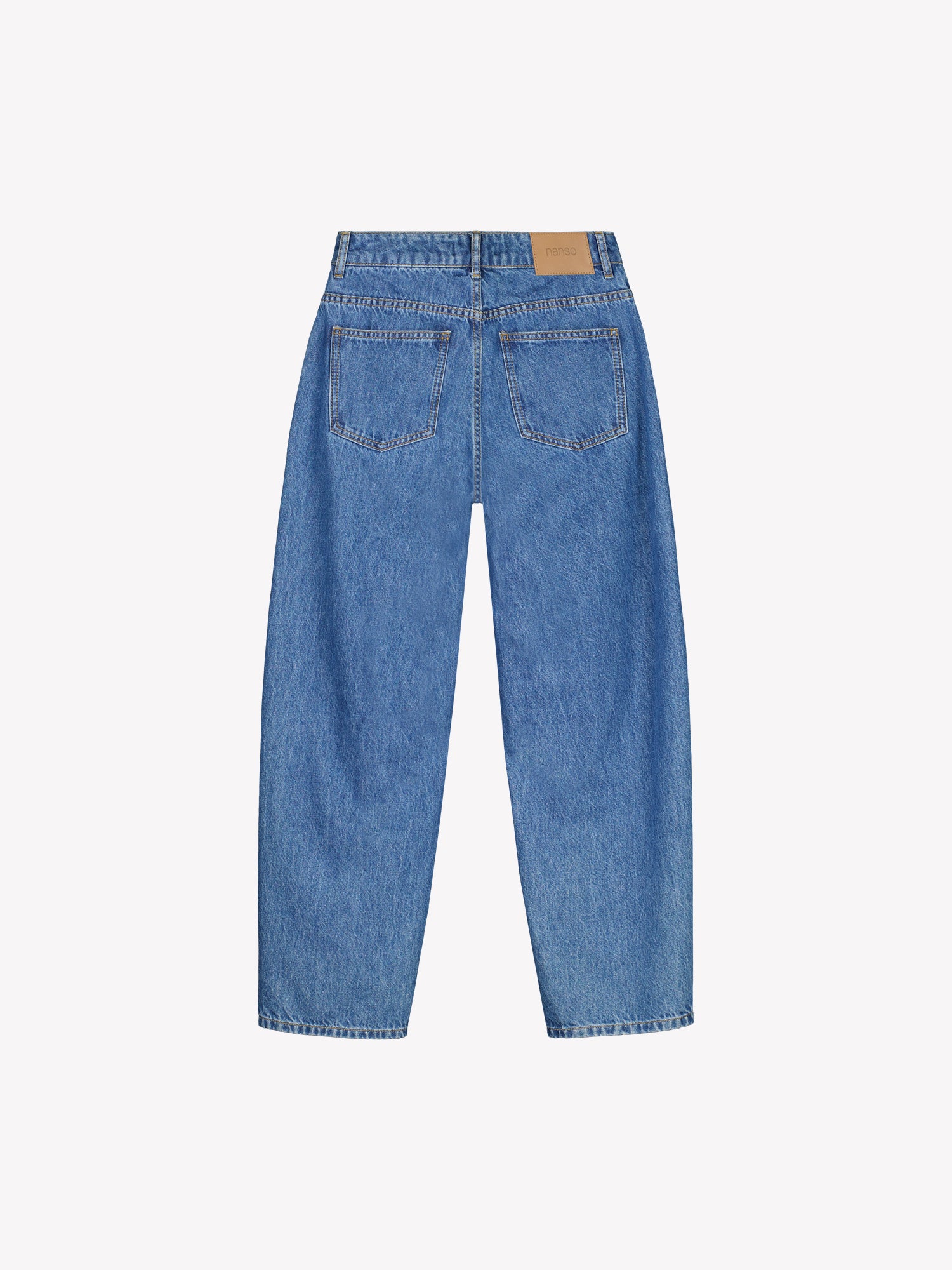 Nanso women's relaxed barrel leg Rento jeans in blue with an effortlessly comfortable fit.
Classic five-pocket design with a mid-rise waistband, front zip and button closure. Product picture from the back.