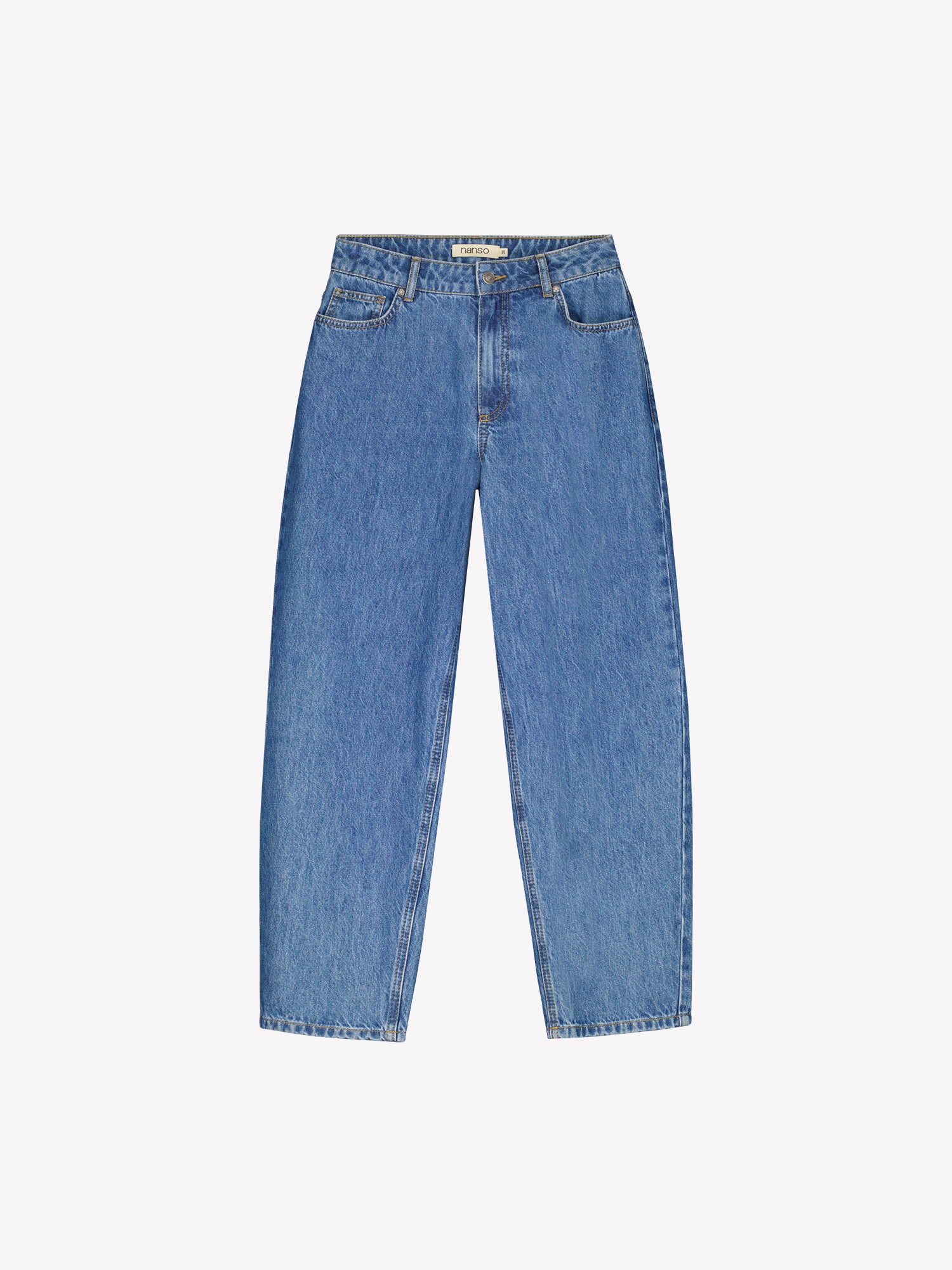 Nanso women's relaxed barrel leg Rento jeans in blue with an effortlessly comfortable fit.
Classic five-pocket design with a mid-rise waistband, front zip and button closure. Product picture from the front.