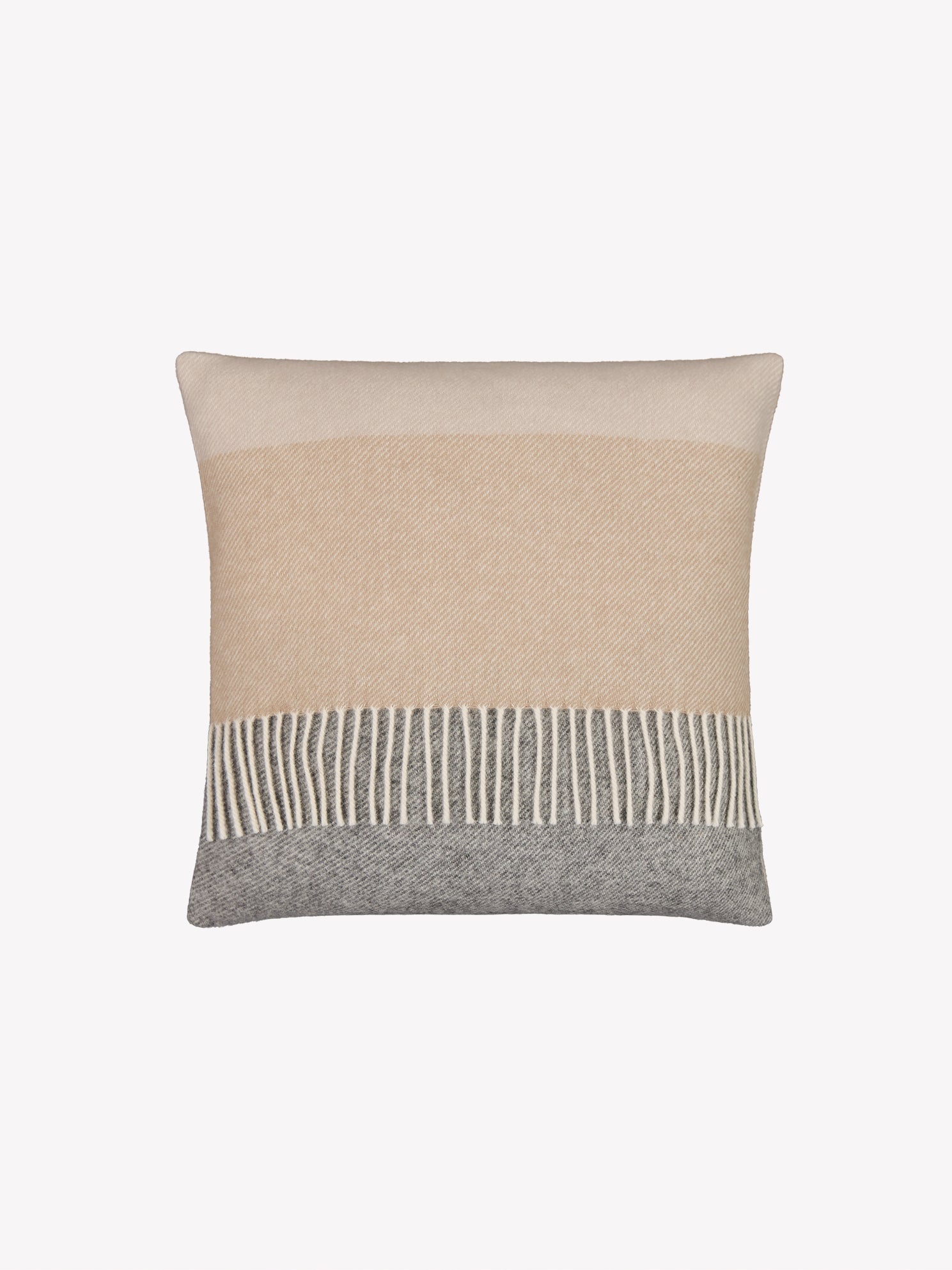 Nanso's elegant beige Trio pillowcase. Made from 100% wool, this lovely Trio pillow cover offers a timeless and stylish option. It features decorative fringes and a zipper at the bottom.