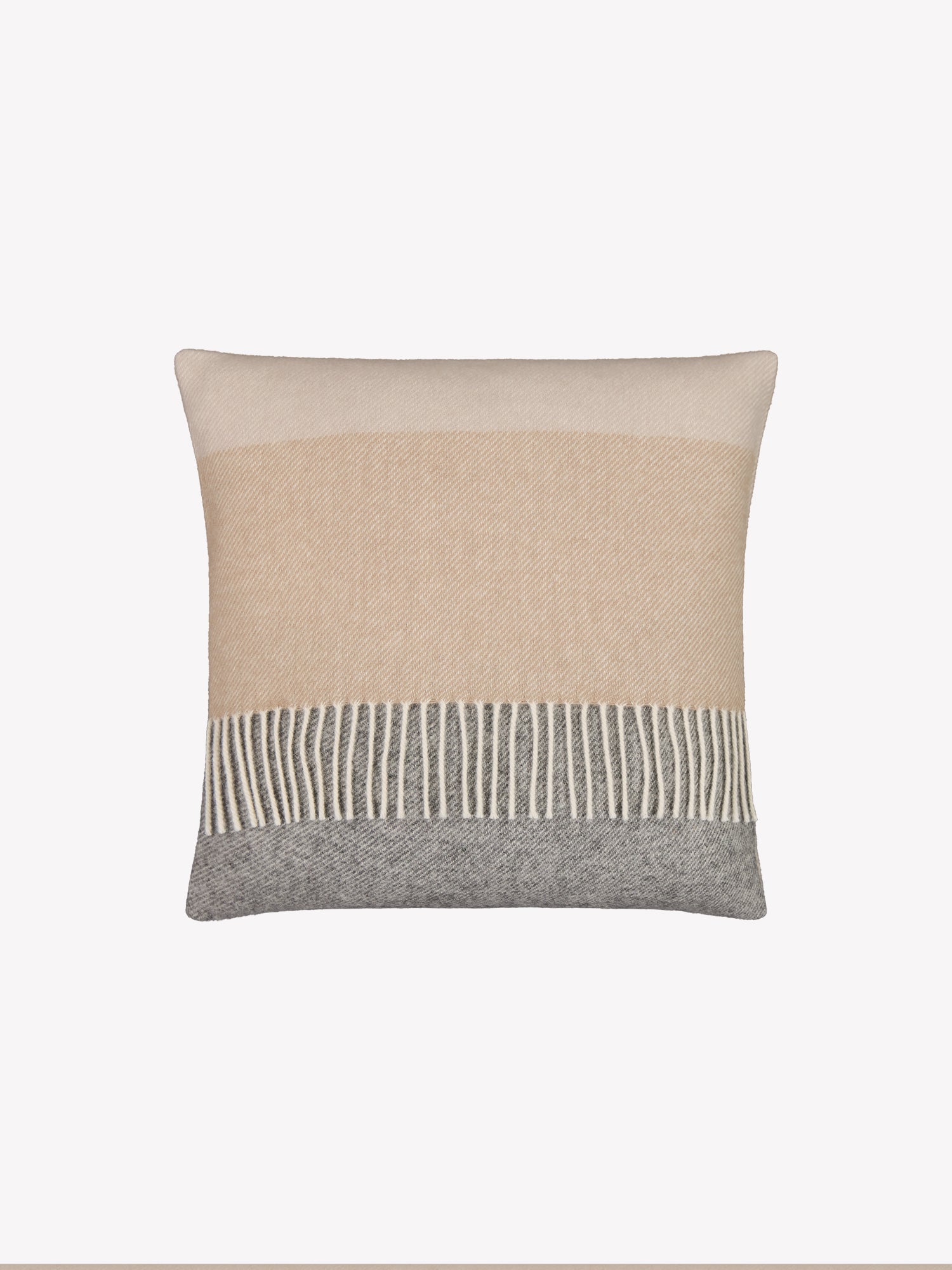 Nanso's elegant beige Trio pillowcase. Made from 100% wool, this lovely Trio pillow cover offers a timeless and stylish option. It features decorative fringes and a zipper at the bottom.