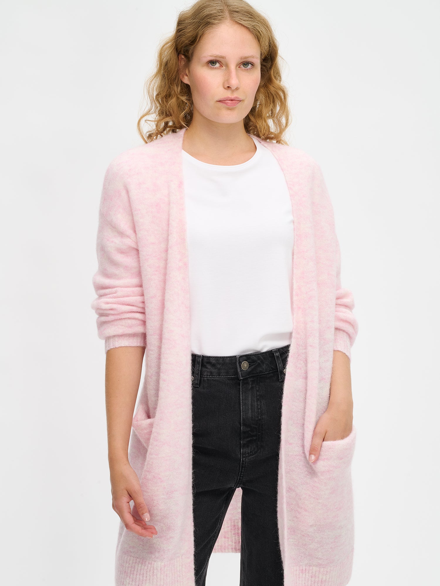 Nanso women’s pink Tuohi knit cardigan, soft knit with relaxed fit, thigh-length design, worn by model in close-up photo.