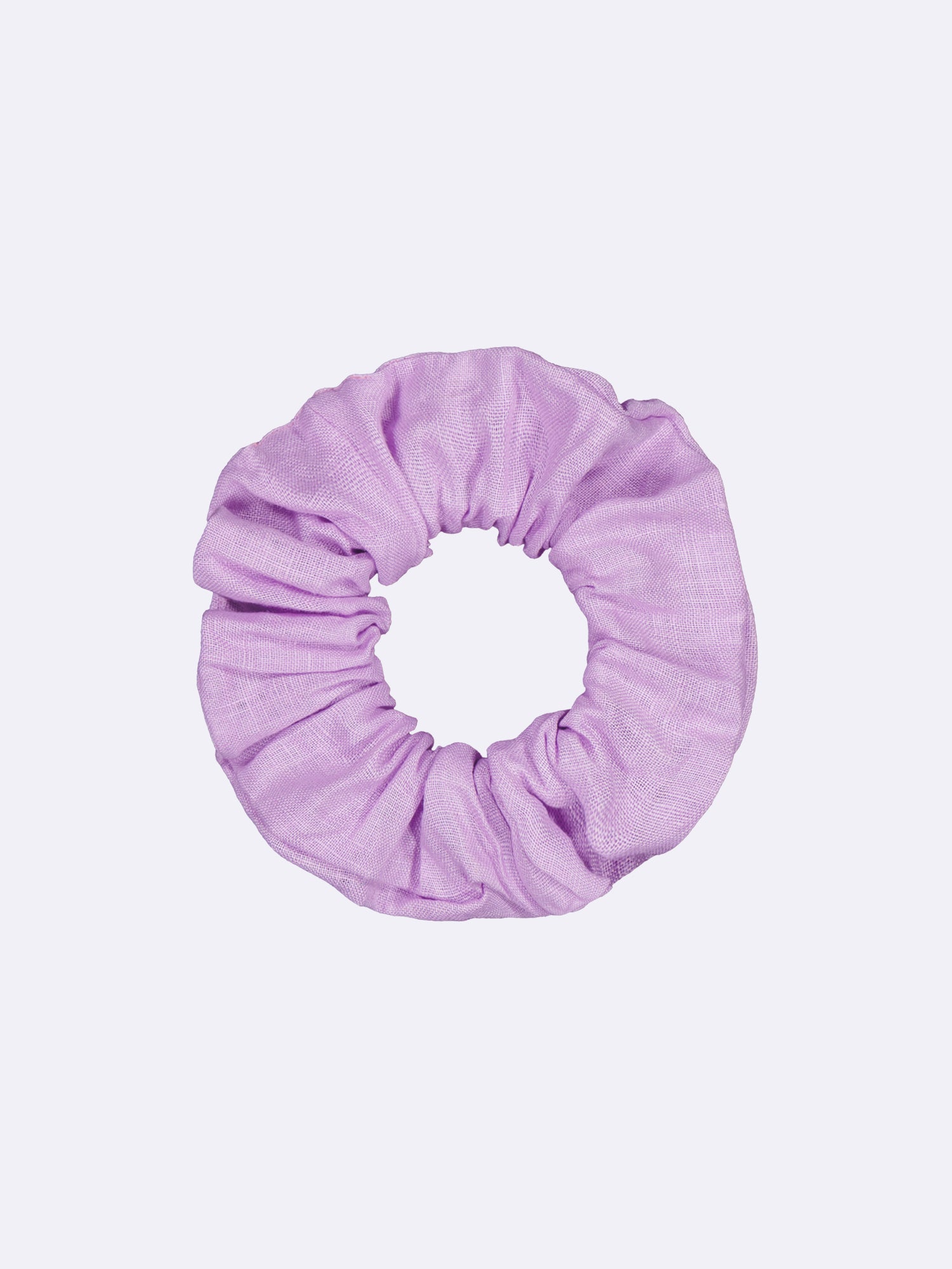 This elegant and timeless beige linen hair tie, made from surplus material, showcases a beautiful combination of style and sustainability.