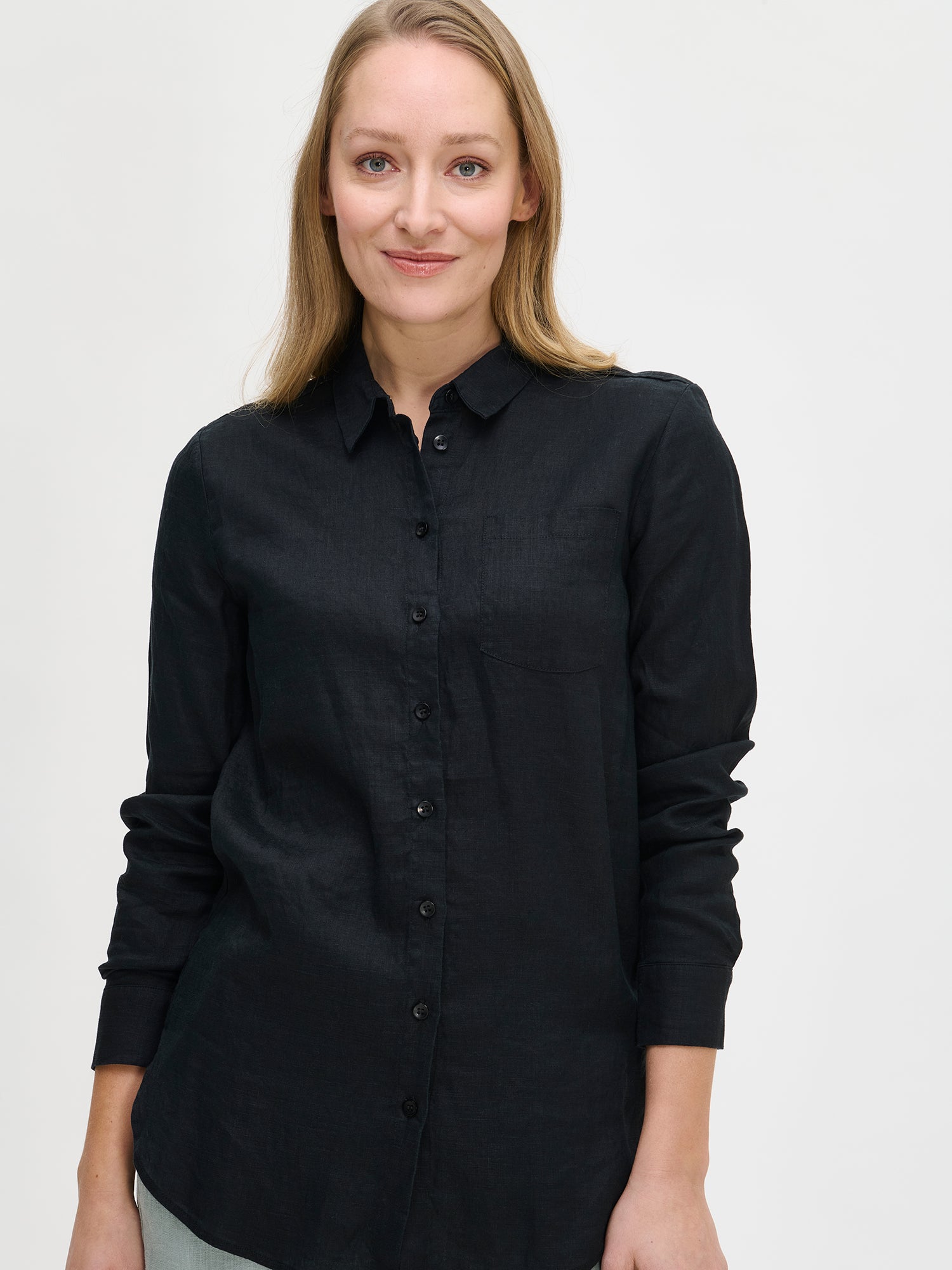 The classic, timeless PELLAVA Linen Shirt in black is a staple piece for any wardrobe. As a versatile option, this stylish shirt has buttons down the front and a breast pocket. 