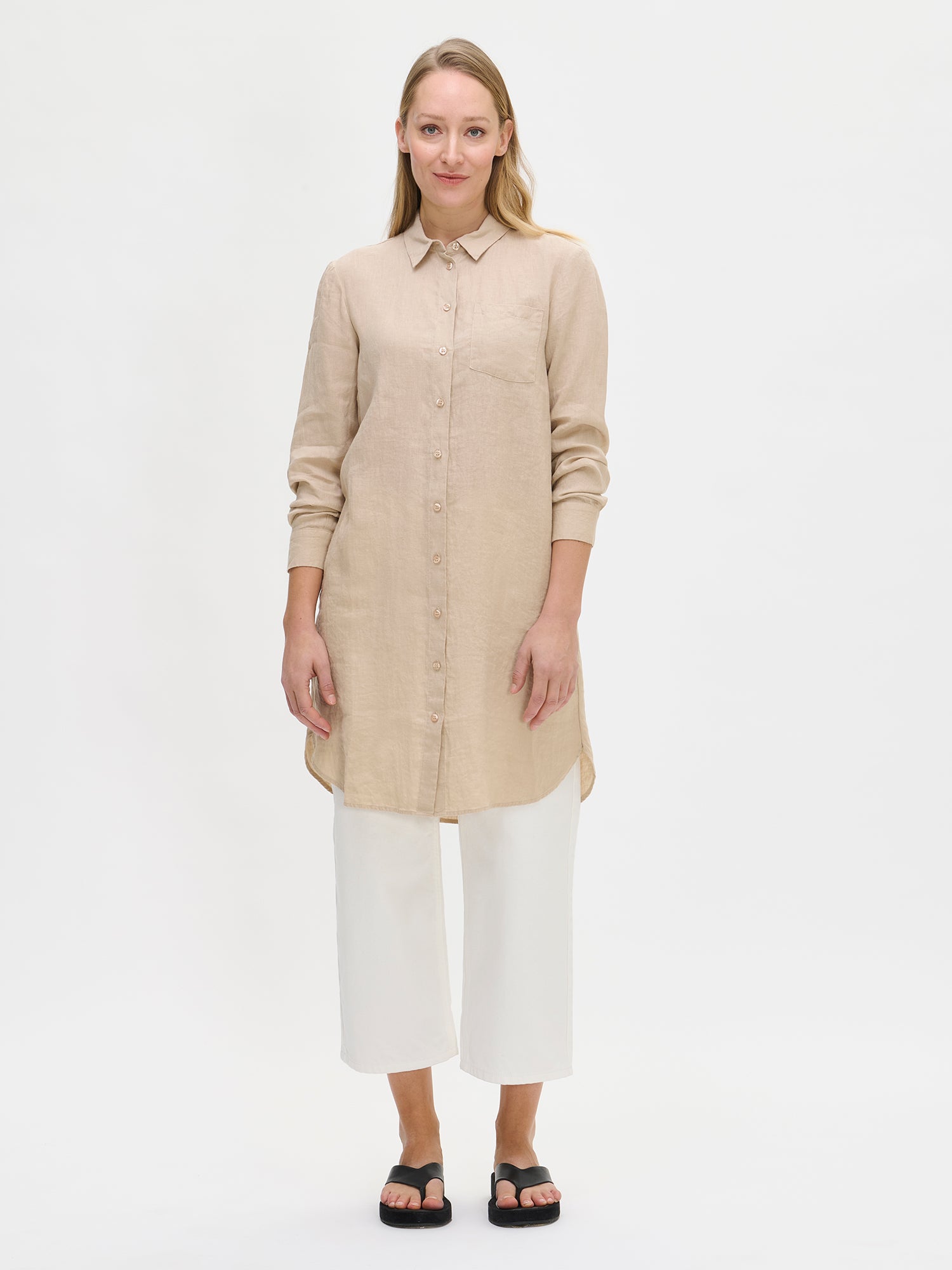 This beige linen shirt is perfect for casual outings. Worn by a model in size S from the front.