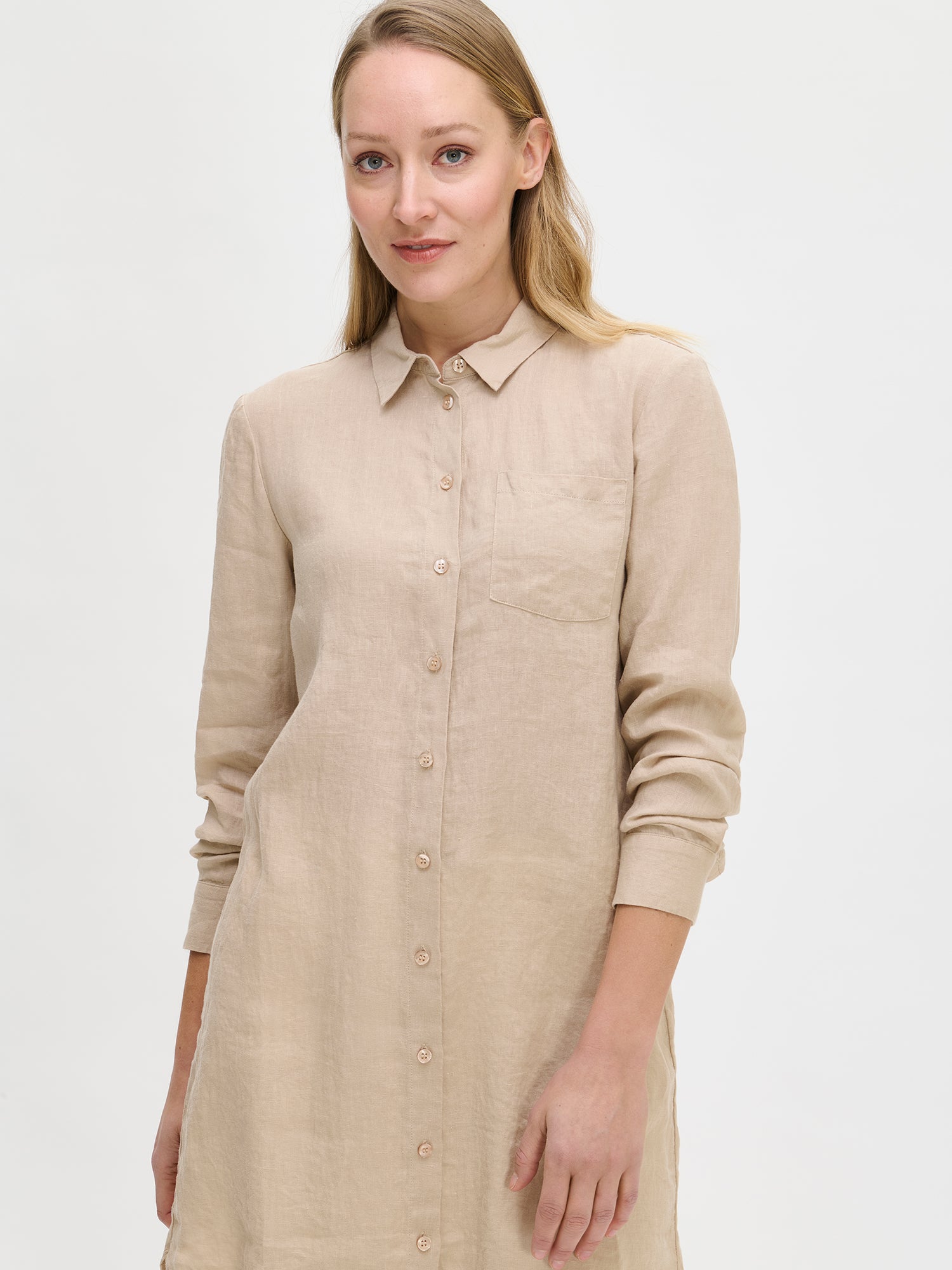This beige linen shirt is perfect for casual outings. Worn by a model in size S from the front.