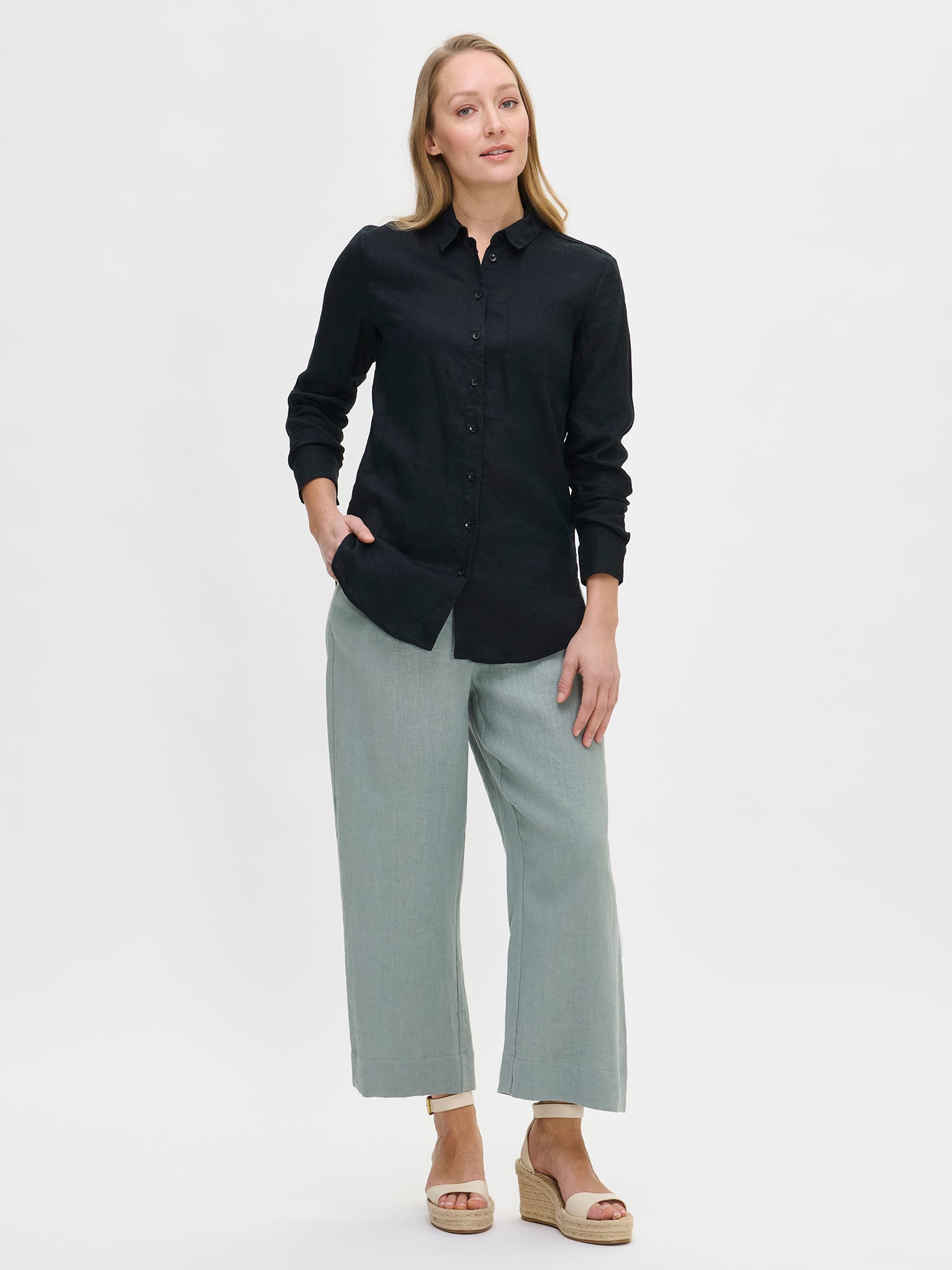 Saari linen culottes pants in a lovely blue-grey shade for women with an elastic waistband and 7/8 length. These versatile pants are a staple for all seasons, perfect for both casual and formal occasions. Worn by a model in size S from the front.