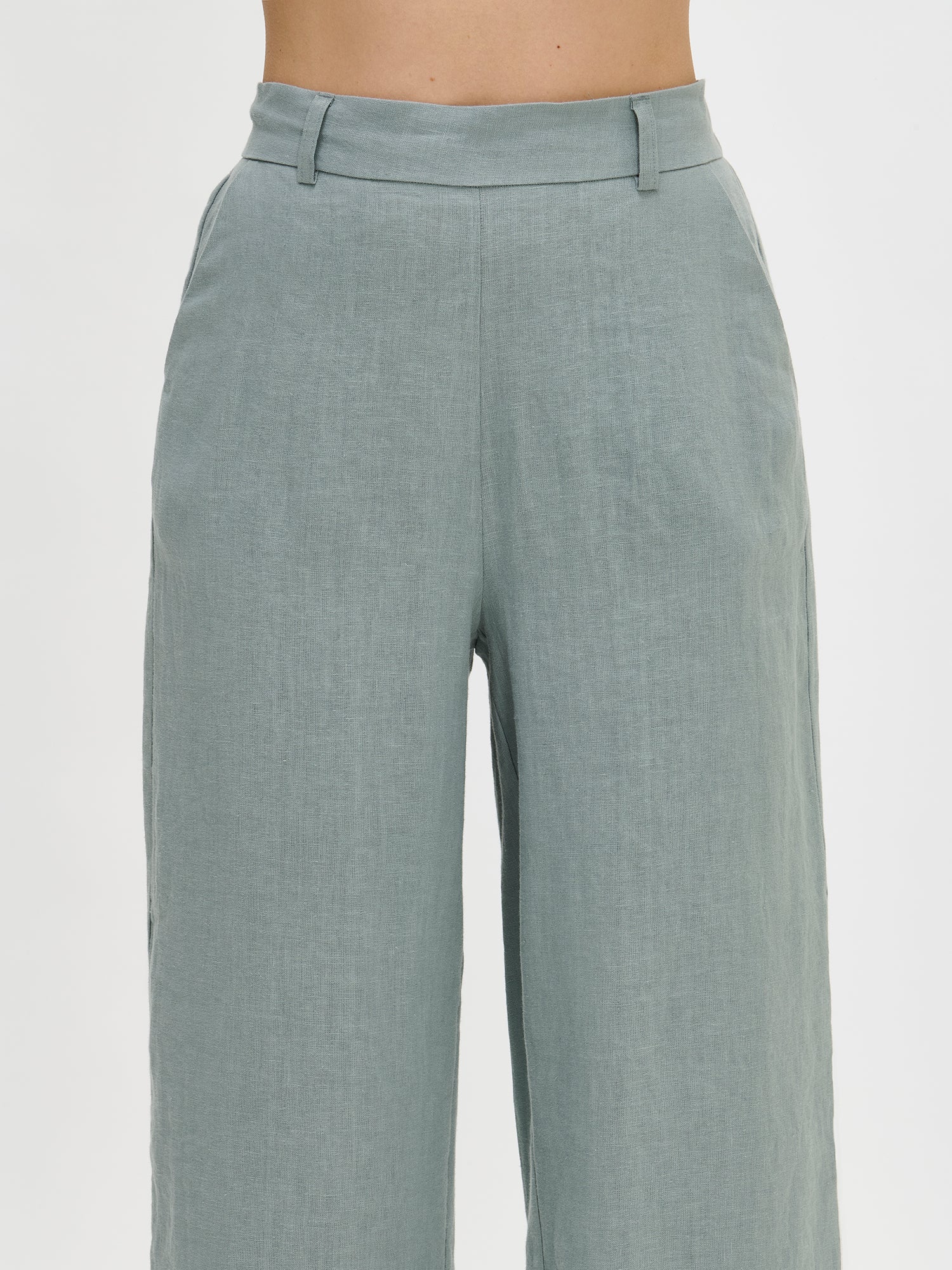 Saari linen culottes pants in a lovely blue-grey shade for women with an elastic waistband and 7/8 length. These versatile pants are a staple for all seasons, perfect for both casual and formal occasions. Displayed in size S from the front.