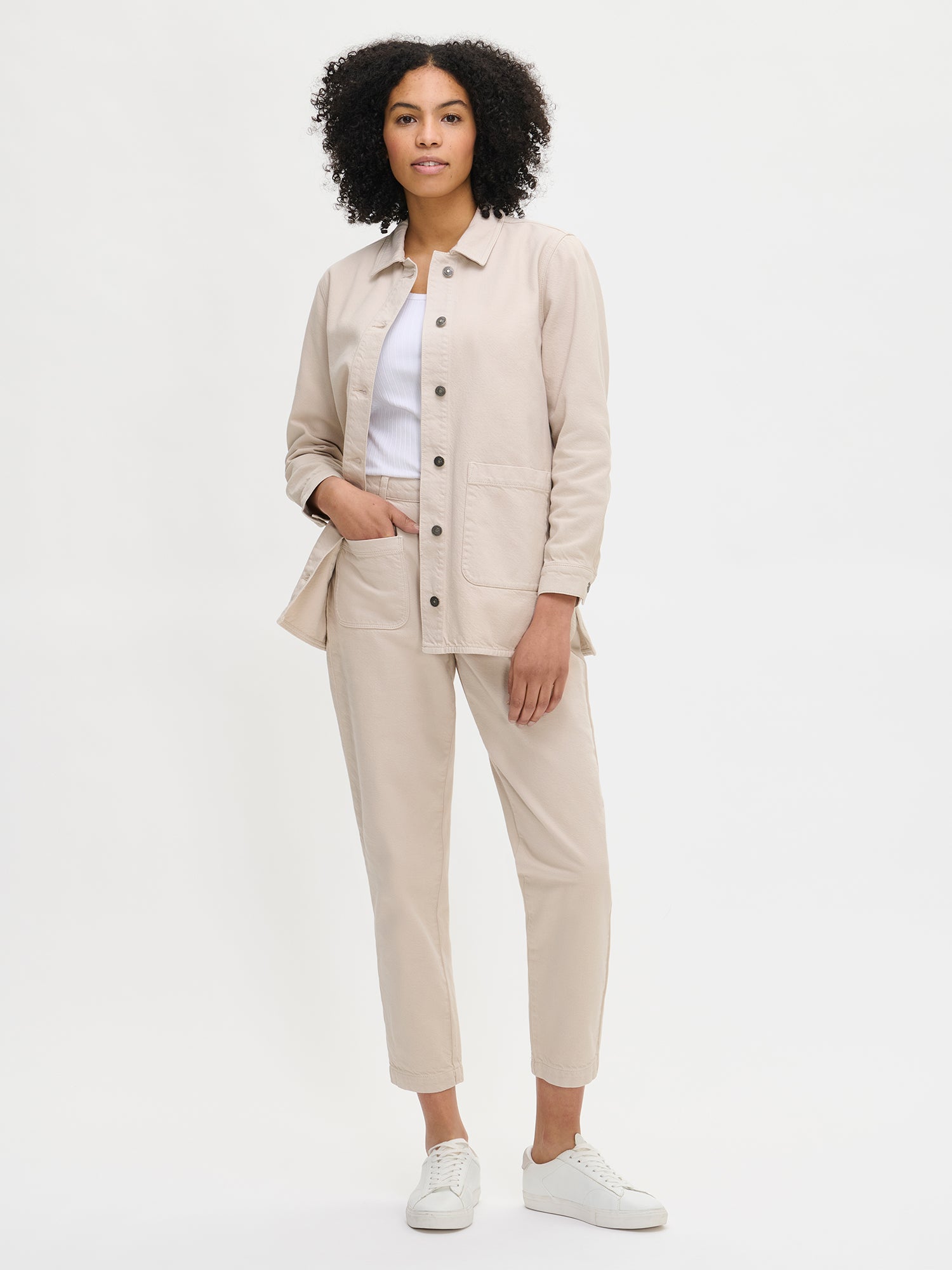 These MIMI Trousers in off-white are the perfect combination of casual and stylish, with a slightly tapered leg. Upgrade your wardrobe and feel effortlessly chic with MIMI trousers. Worn by a model in size 36 from the front. 
