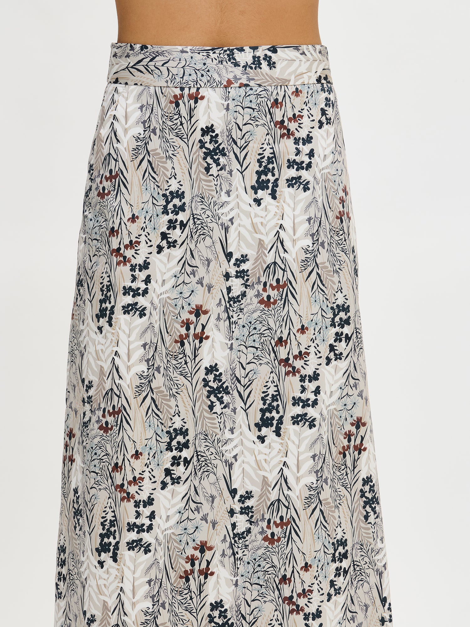 Nanso patterned Kuutamo skirt for women features an A-line shape with a wide waistband, side pockets, and a hidden side zipper.
