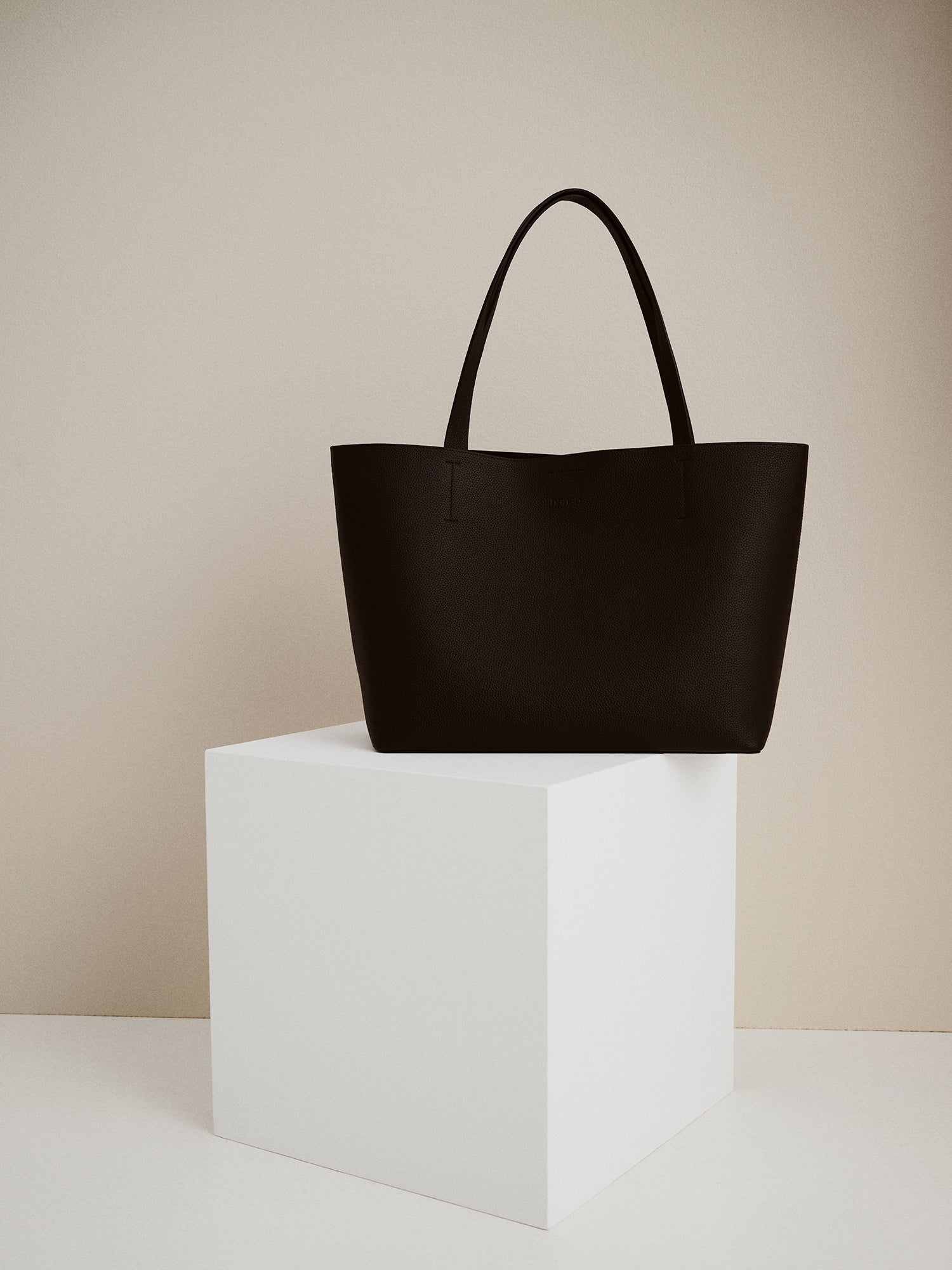 A stylish tote-style Maxi Naru leather bag in classic black, front