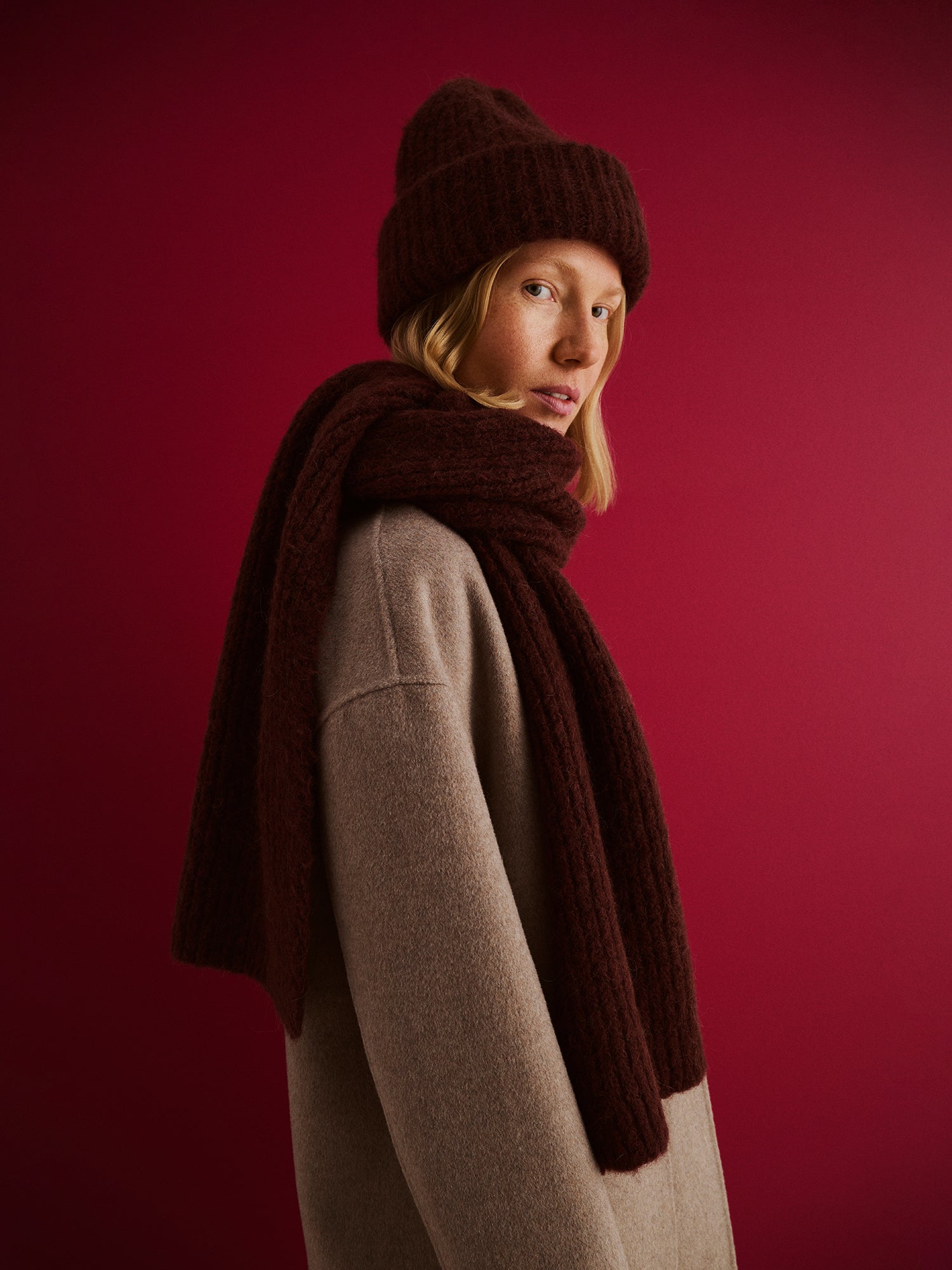 Nanso's soft and warm dark brown Usva scarf for women features a ribbed knit design.