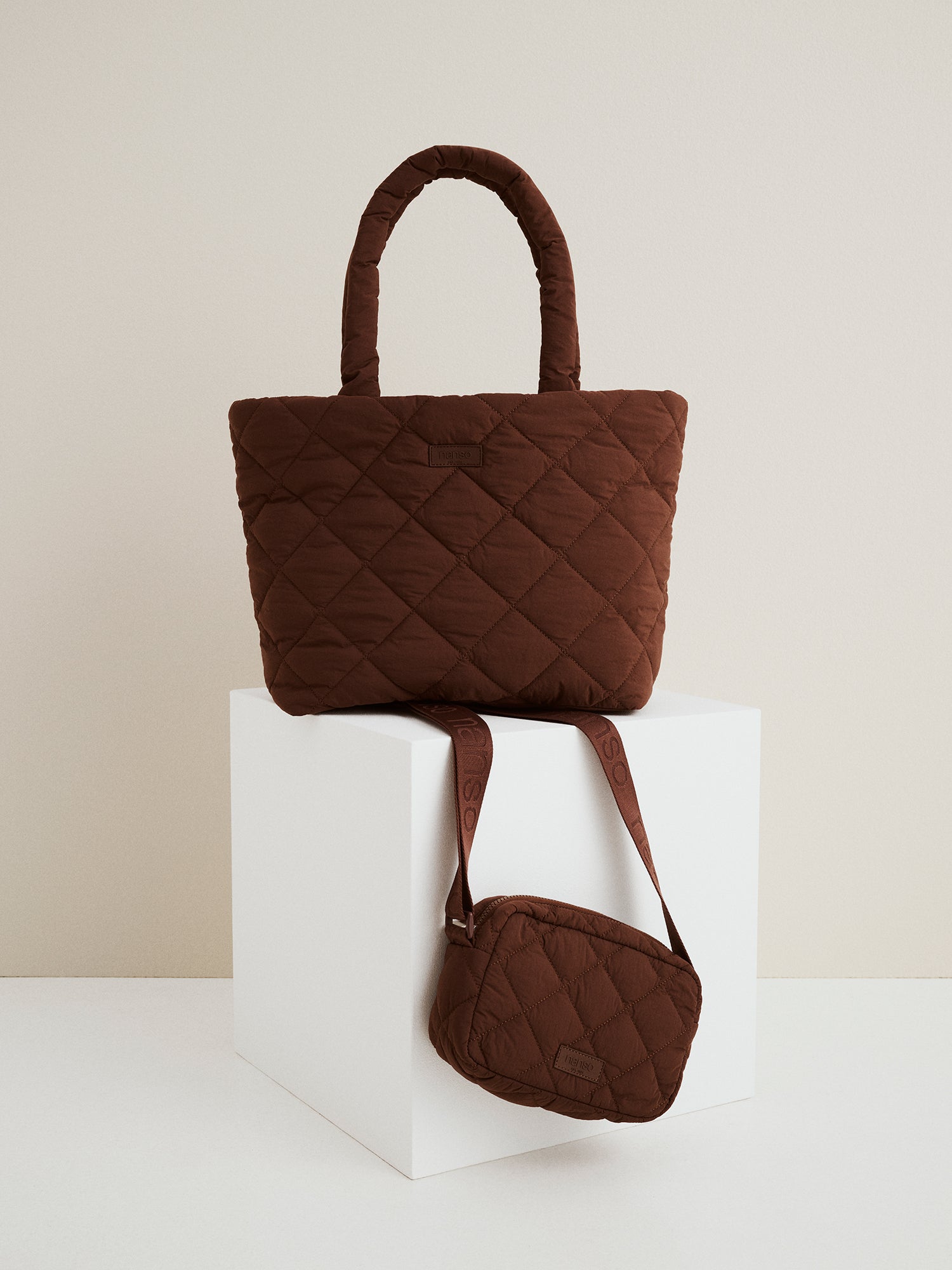 Nanso's trendy dark brown Maxi Vanu tote bag front