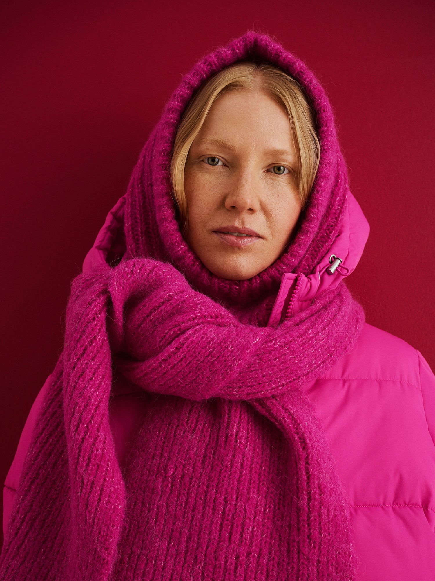 Nanso's soft and warm pink Usva scarf for women features a ribbed knit design. On a model