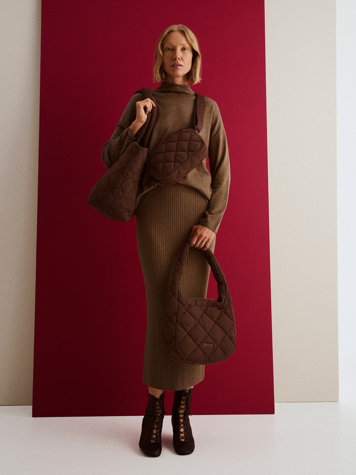 Nanso women´s Villis ribbed knit skirt in grey brown. Worn by a model eith vanu bags.