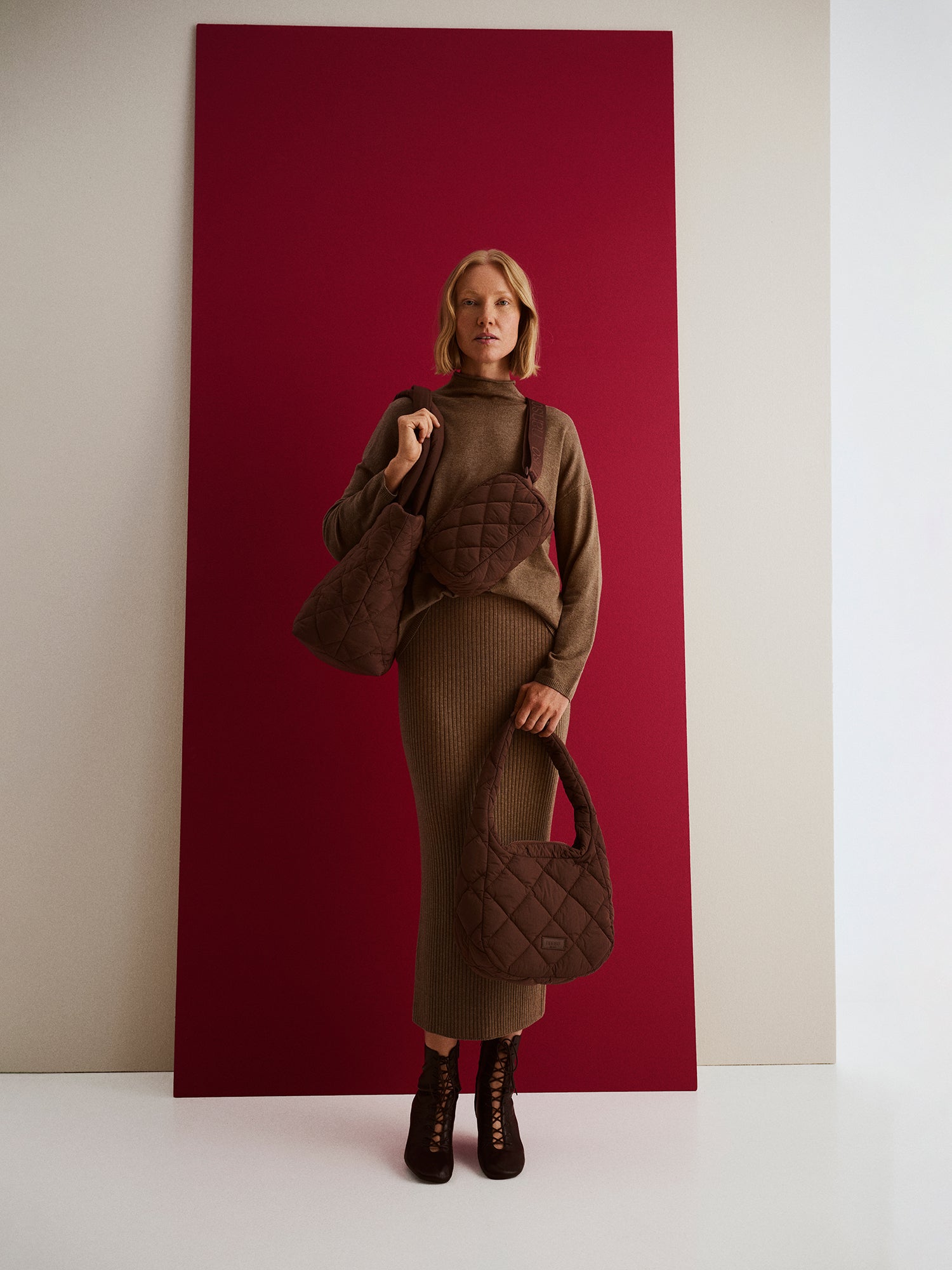 Nanso women´s Villis ribbed knit skirt in grey brown. Worn by a model eith vanu bags.