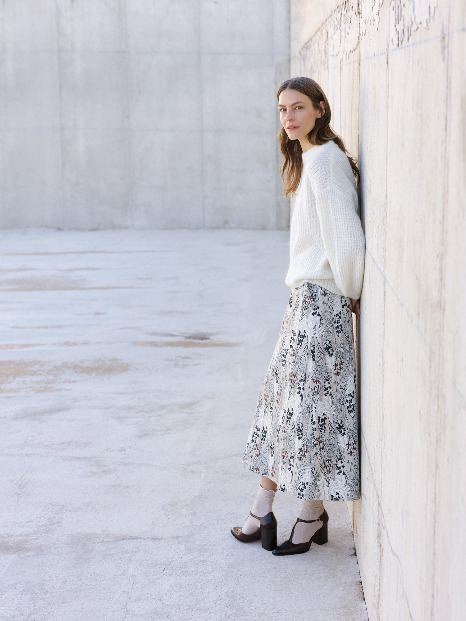 Nanso's luxurious off-white Karamelli knit sweater for women features a round neckline, on a model