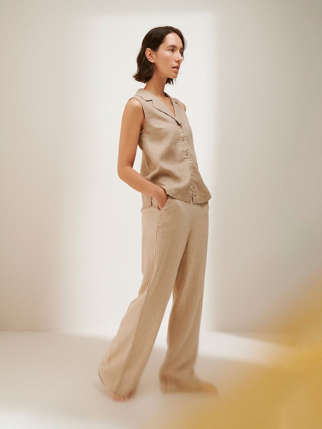 Nanso's Saari linen pants in beige are both stylish and timeless, perfect for any occasion. The comfortable pants feature an elastic waistband in the back and pockets on the sides. Worn by a model in size S from the front.