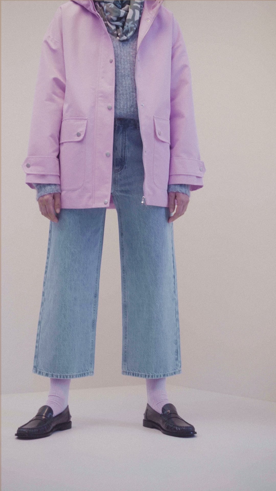 This stylish lilac Saija parka jacket is a practical transitional jacket for everyday wear and leisure. The hooded, lined jacket is lightweight and has a dropped shoulder line. 