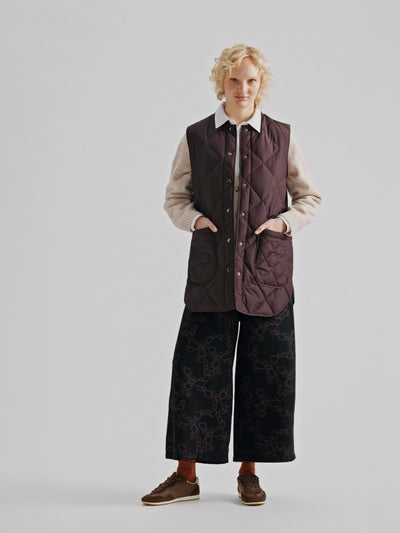 Nanso women's beautiful classic quilted vest in dark brown and patterned black and brown KIDE wide trousers on a model 