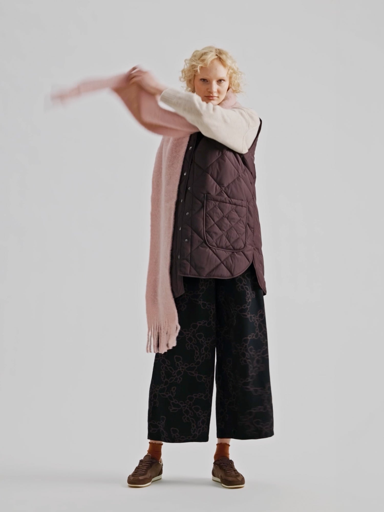 Nanso women's beautiful Vento scarf in light pink on woman in video